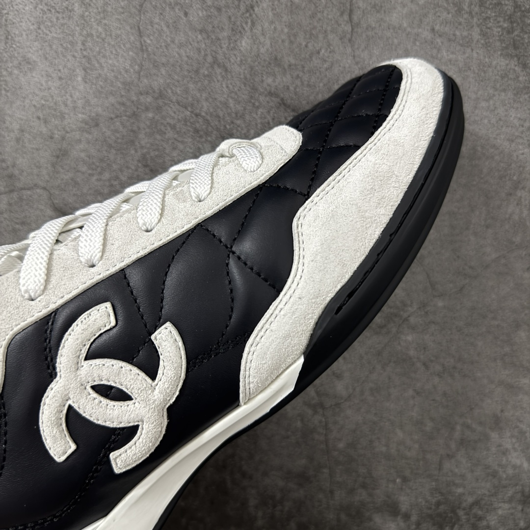 图片[6]-【佛山超A版】CHANEL 26S小牛皮 绒面羊皮 熊猫德训鞋圆头系带运动鞋 黑色 绒面小牛皮 圆头系带 平底 低帮 生活休闲鞋 经典款 爆款 顶级渠道货 市场最强没有之一 区别市面任意版本 原厂细腻牛皮 质感满分 细节非常完美 高端货 欢迎对比 原版购入开发 做货 小香最新隐藏款网球鞋软菱格纹 柔软小羊皮配搭大鞋舌和经典双C logo 满满的复古感又是最最最百搭的黑白配色 coco女孩必入的一款休闲鞋 鞋底碎钉设计 超级柔软 ▪️ 面料：原版定制小羊皮菱格纹 ▪️ 内里：进口定制羊皮+网里 ▪️ 鞋底：原版开模碎钉橡胶材质 ▪️ 尺码： 35- 45-选品中心