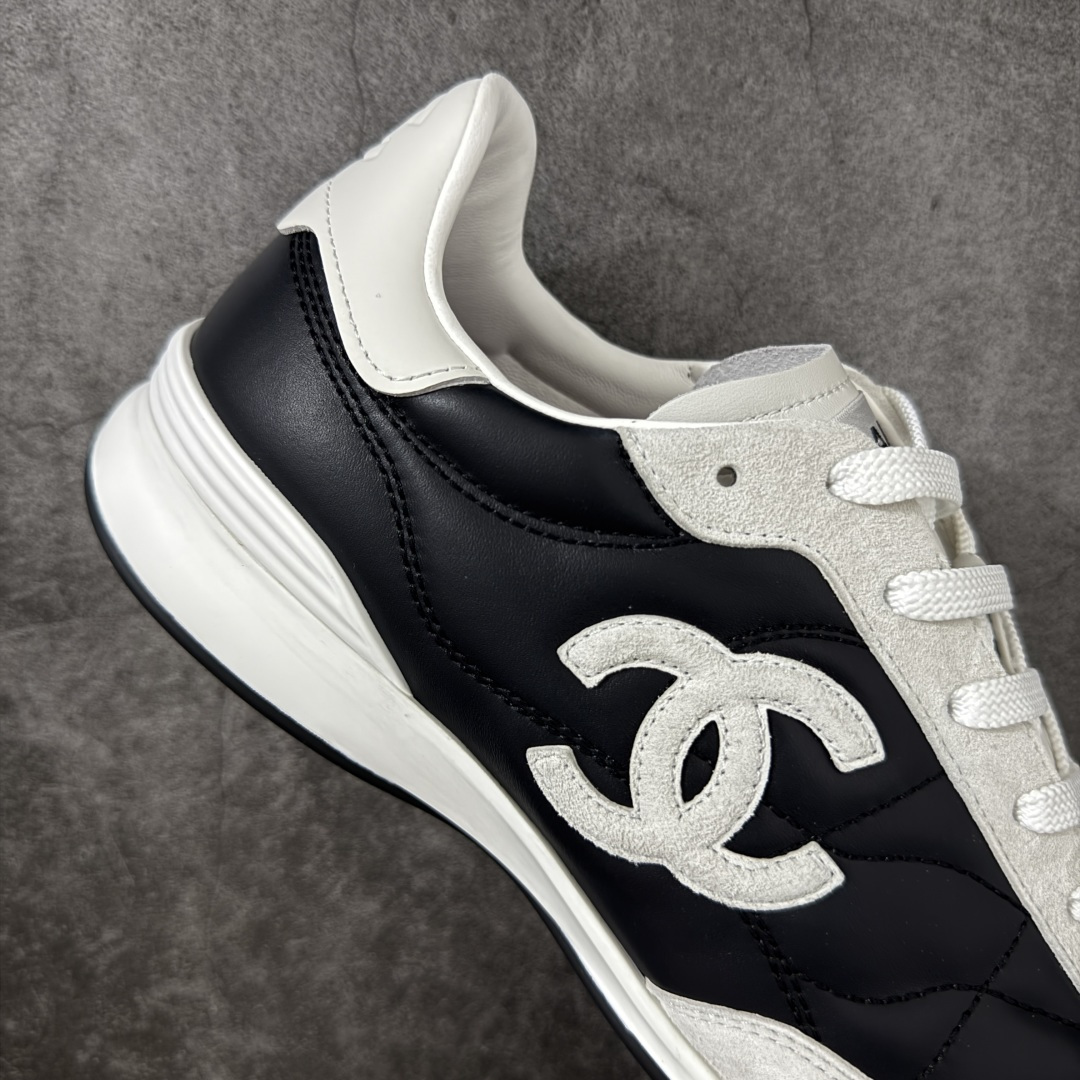 图片[7]-【佛山超A版】CHANEL 26S小牛皮 绒面羊皮 熊猫德训鞋圆头系带运动鞋 黑色 绒面小牛皮 圆头系带 平底 低帮 生活休闲鞋 经典款 爆款 顶级渠道货 市场最强没有之一 区别市面任意版本 原厂细腻牛皮 质感满分 细节非常完美 高端货 欢迎对比 原版购入开发 做货 小香最新隐藏款网球鞋软菱格纹 柔软小羊皮配搭大鞋舌和经典双C logo 满满的复古感又是最最最百搭的黑白配色 coco女孩必入的一款休闲鞋 鞋底碎钉设计 超级柔软 ▪️ 面料：原版定制小羊皮菱格纹 ▪️ 内里：进口定制羊皮+网里 ▪️ 鞋底：原版开模碎钉橡胶材质 ▪️ 尺码： 35- 45-选品中心