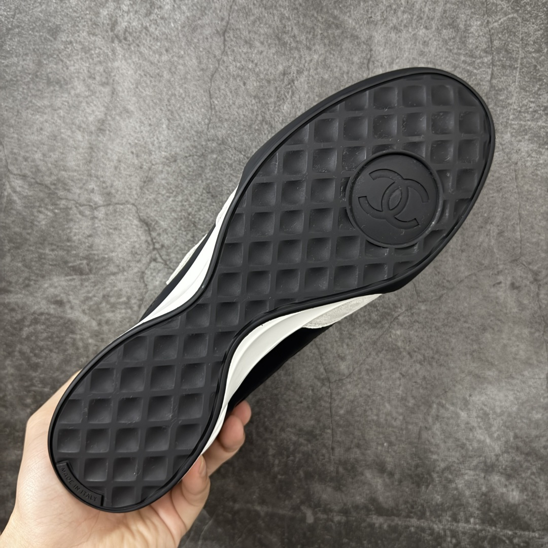 图片[9]-【佛山超A版】CHANEL 26S小牛皮 绒面羊皮 熊猫德训鞋圆头系带运动鞋 黑色 绒面小牛皮 圆头系带 平底 低帮 生活休闲鞋 经典款 爆款 顶级渠道货 市场最强没有之一 区别市面任意版本 原厂细腻牛皮 质感满分 细节非常完美 高端货 欢迎对比 原版购入开发 做货 小香最新隐藏款网球鞋软菱格纹 柔软小羊皮配搭大鞋舌和经典双C logo 满满的复古感又是最最最百搭的黑白配色 coco女孩必入的一款休闲鞋 鞋底碎钉设计 超级柔软 ▪️ 面料：原版定制小羊皮菱格纹 ▪️ 内里：进口定制羊皮+网里 ▪️ 鞋底：原版开模碎钉橡胶材质 ▪️ 尺码： 35- 45-选品中心