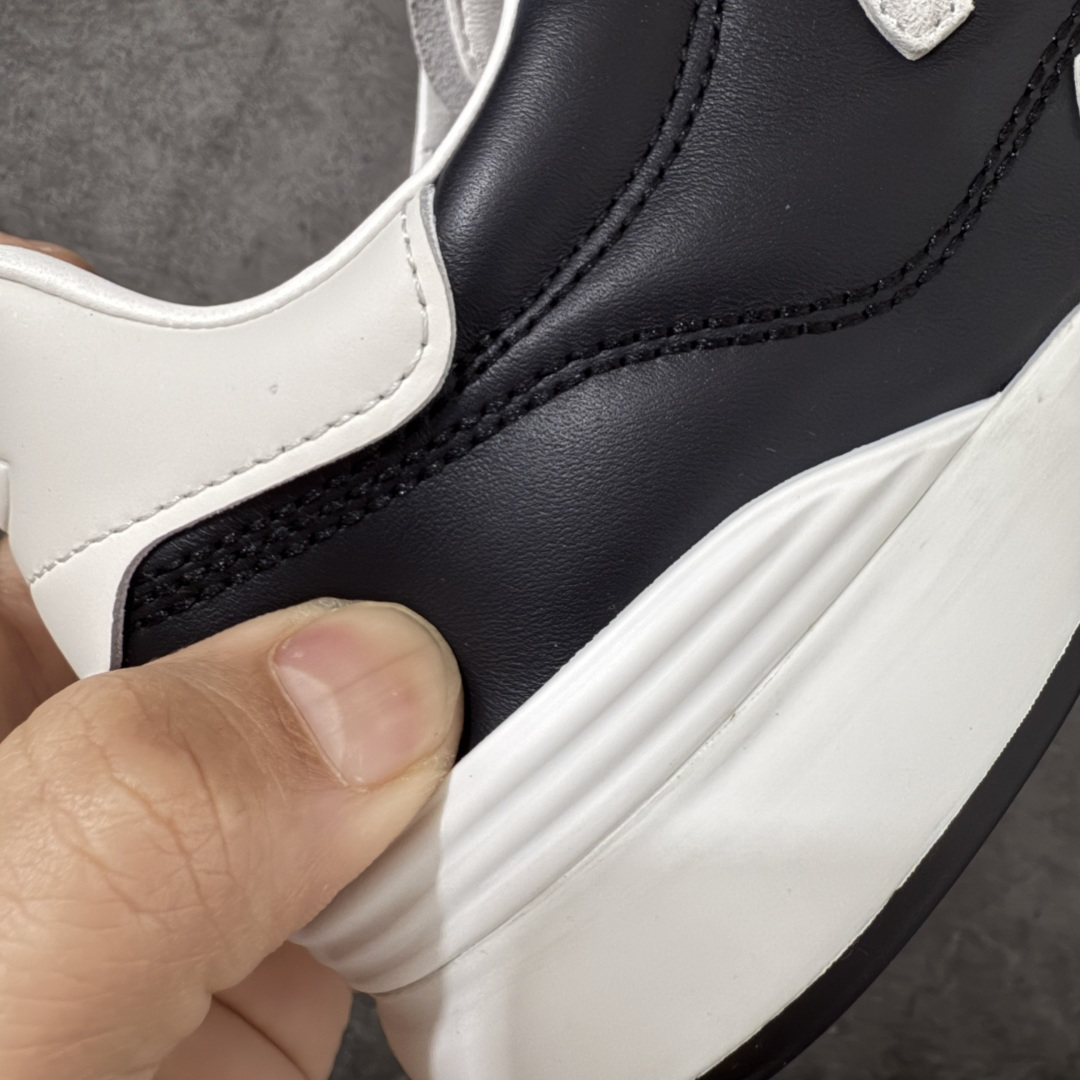 图片[3]-【佛山超A版】CHANEL 26S小牛皮 绒面羊皮 熊猫德训鞋圆头系带运动鞋 黑色 绒面小牛皮 圆头系带 平底 低帮 生活休闲鞋 经典款 爆款 顶级渠道货 市场最强没有之一 区别市面任意版本 原厂细腻牛皮 质感满分 细节非常完美 高端货 欢迎对比 原版购入开发 做货 小香最新隐藏款网球鞋软菱格纹 柔软小羊皮配搭大鞋舌和经典双C logo 满满的复古感又是最最最百搭的黑白配色 coco女孩必入的一款休闲鞋 鞋底碎钉设计 超级柔软 ▪️ 面料：原版定制小羊皮菱格纹 ▪️ 内里：进口定制羊皮+网里 ▪️ 鞋底：原版开模碎钉橡胶材质 ▪️ 尺码： 35- 45-选品中心