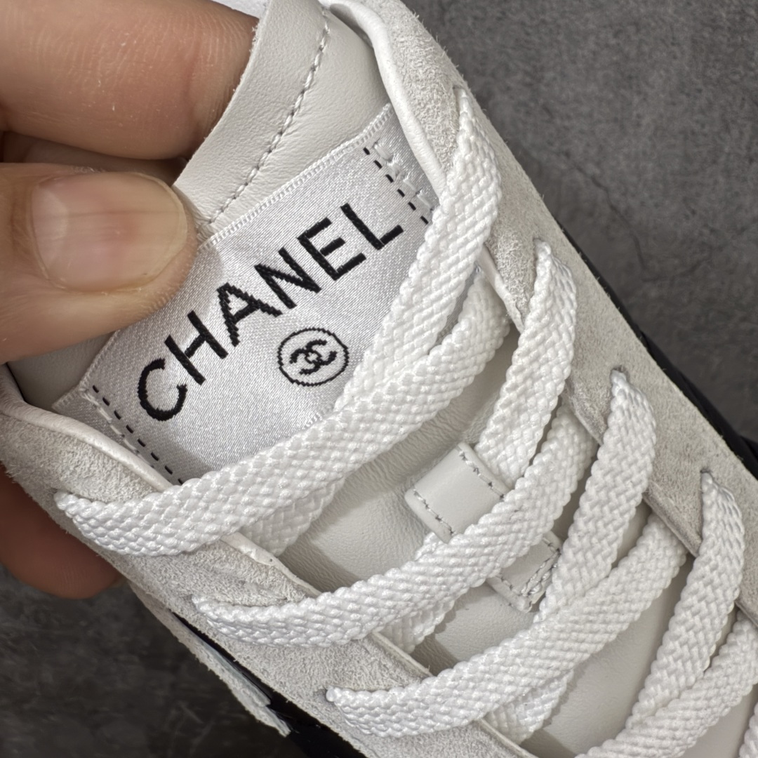 图片[6]-【佛山超A版】CHANEL 26S小牛皮 绒面羊皮 熊猫德训鞋圆头系带运动鞋 黑色 绒面小牛皮 圆头系带 平底 低帮 生活休闲鞋 经典款 爆款 顶级渠道货 市场最强没有之一 区别市面任意版本 原厂细腻牛皮 质感满分 细节非常完美 高端货 欢迎对比 原版购入开发 做货 小香最新隐藏款网球鞋软菱格纹 柔软小羊皮配搭大鞋舌和经典双C logo 满满的复古感又是最最最百搭的黑白配色 coco女孩必入的一款休闲鞋 鞋底碎钉设计 超级柔软 ▪️ 面料：原版定制小羊皮菱格纹 ▪️ 内里：进口定制羊皮+网里 ▪️ 鞋底：原版开模碎钉橡胶材质 ▪️ 尺码： 35- 45-选品中心