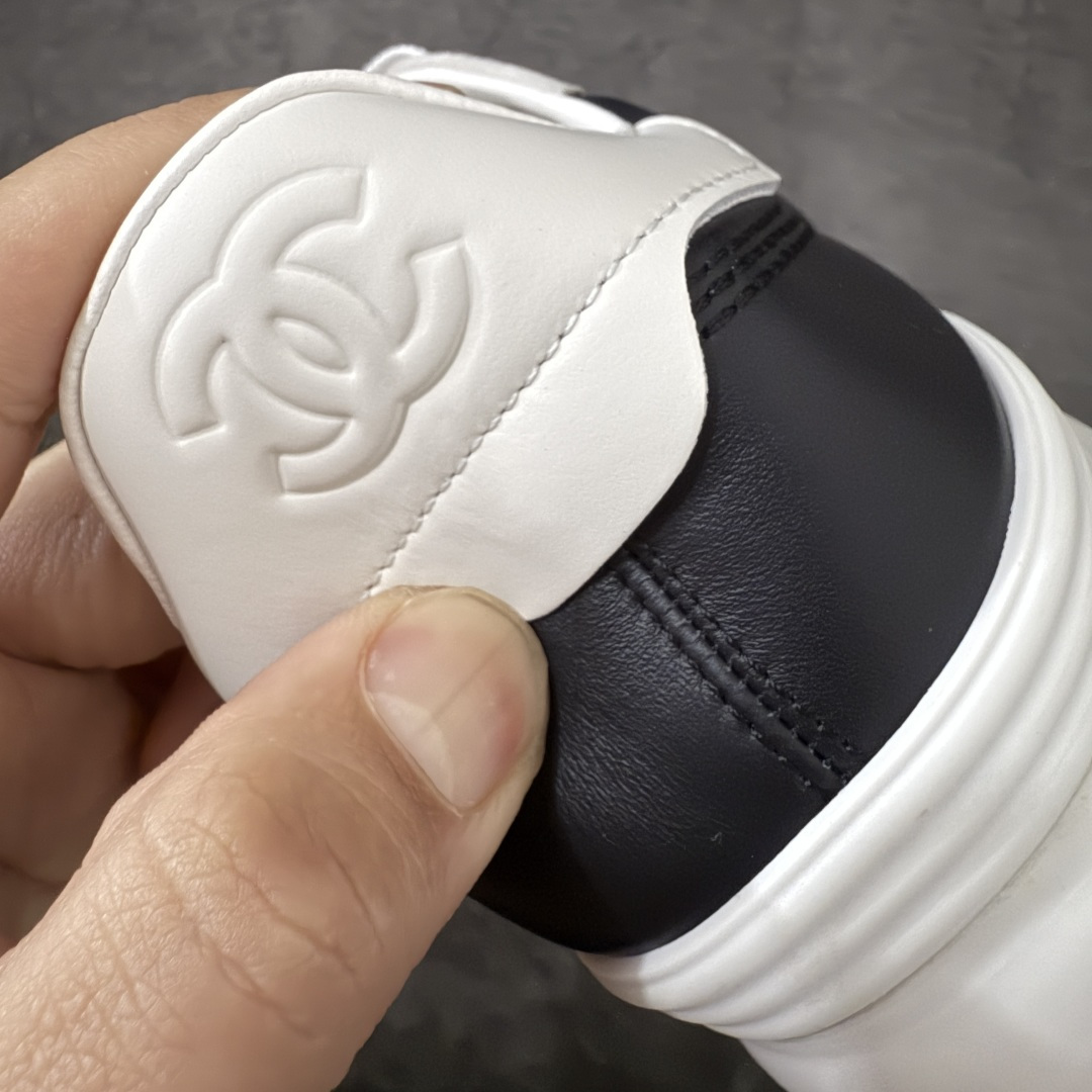 图片[2]-【佛山超A版】CHANEL 26S小牛皮 绒面羊皮 熊猫德训鞋圆头系带运动鞋 黑色 绒面小牛皮 圆头系带 平底 低帮 生活休闲鞋 经典款 爆款 顶级渠道货 市场最强没有之一 区别市面任意版本 原厂细腻牛皮 质感满分 细节非常完美 高端货 欢迎对比 原版购入开发 做货 小香最新隐藏款网球鞋软菱格纹 柔软小羊皮配搭大鞋舌和经典双C logo 满满的复古感又是最最最百搭的黑白配色 coco女孩必入的一款休闲鞋 鞋底碎钉设计 超级柔软 ▪️ 面料：原版定制小羊皮菱格纹 ▪️ 内里：进口定制羊皮+网里 ▪️ 鞋底：原版开模碎钉橡胶材质 ▪️ 尺码： 35- 45-选品中心