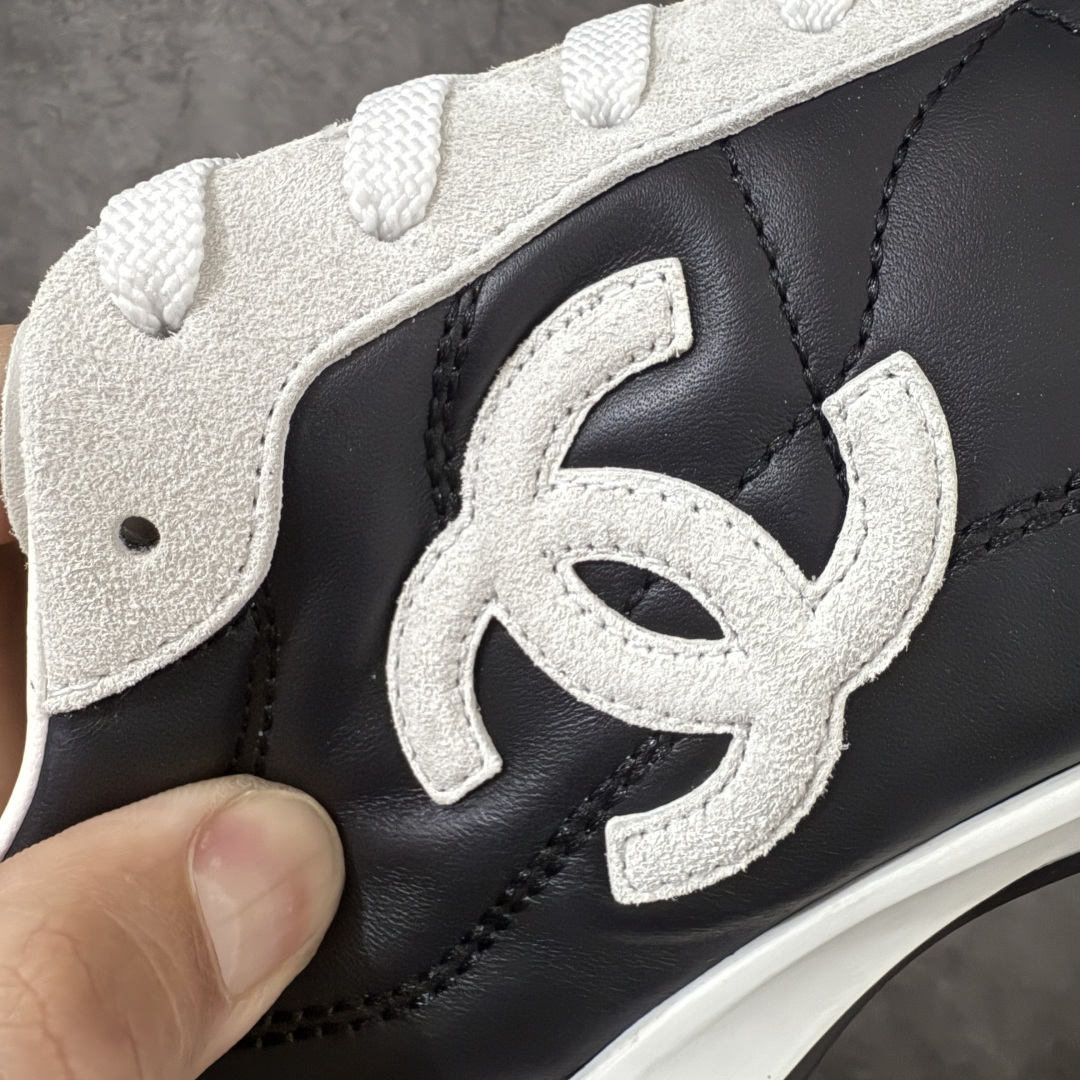 图片[4]-【佛山超A版】CHANEL 26S小牛皮 绒面羊皮 熊猫德训鞋圆头系带运动鞋 黑色 绒面小牛皮 圆头系带 平底 低帮 生活休闲鞋 经典款 爆款 顶级渠道货 市场最强没有之一 区别市面任意版本 原厂细腻牛皮 质感满分 细节非常完美 高端货 欢迎对比 原版购入开发 做货 小香最新隐藏款网球鞋软菱格纹 柔软小羊皮配搭大鞋舌和经典双C logo 满满的复古感又是最最最百搭的黑白配色 coco女孩必入的一款休闲鞋 鞋底碎钉设计 超级柔软 ▪️ 面料：原版定制小羊皮菱格纹 ▪️ 内里：进口定制羊皮+网里 ▪️ 鞋底：原版开模碎钉橡胶材质 ▪️ 尺码： 35- 45-选品中心