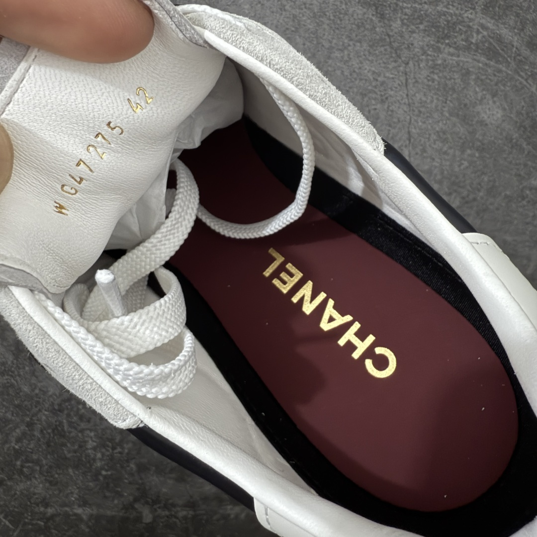 图片[7]-【佛山超A版】CHANEL 26S小牛皮 绒面羊皮 熊猫德训鞋圆头系带运动鞋 黑色 绒面小牛皮 圆头系带 平底 低帮 生活休闲鞋 经典款 爆款 顶级渠道货 市场最强没有之一 区别市面任意版本 原厂细腻牛皮 质感满分 细节非常完美 高端货 欢迎对比 原版购入开发 做货 小香最新隐藏款网球鞋软菱格纹 柔软小羊皮配搭大鞋舌和经典双C logo 满满的复古感又是最最最百搭的黑白配色 coco女孩必入的一款休闲鞋 鞋底碎钉设计 超级柔软 ▪️ 面料：原版定制小羊皮菱格纹 ▪️ 内里：进口定制羊皮+网里 ▪️ 鞋底：原版开模碎钉橡胶材质 ▪️ 尺码： 35- 45-选品中心