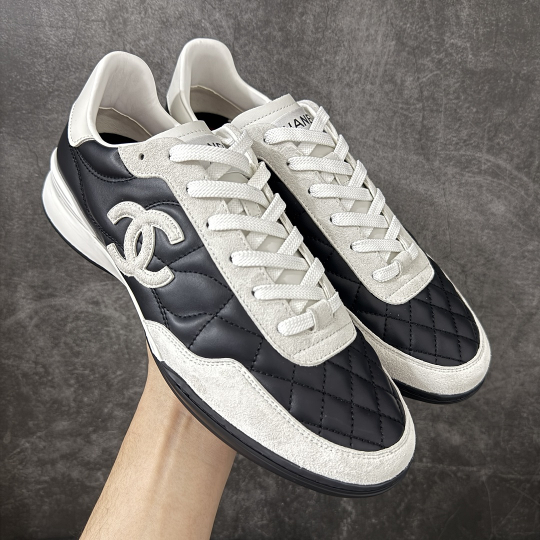 【佛山超A版】CHANEL 26S小牛皮 绒面羊皮 熊猫德训鞋圆头系带运动鞋 黑色 绒面小牛皮 圆头系带 平底 低帮 生活休闲鞋 经典款 爆款 顶级渠道货 市场最强没有之一 区别市面任意版本 原厂细腻牛皮 质感满分 细节非常完美 高端货 欢迎对比 原版购入开发 做货 小香最新隐藏款网球鞋软菱格纹 柔软小羊皮配搭大鞋舌和经典双C logo 满满的复古感又是最最最百搭的黑白配色 coco女孩必入的一款休闲鞋 鞋底碎钉设计 超级柔软 ▪️ 面料：原版定制小羊皮菱格纹 ▪️ 内里：进口定制羊皮+网里 ▪️ 鞋底：原版开模碎钉橡胶材质 ▪️ 尺码： 35- 45-选品中心