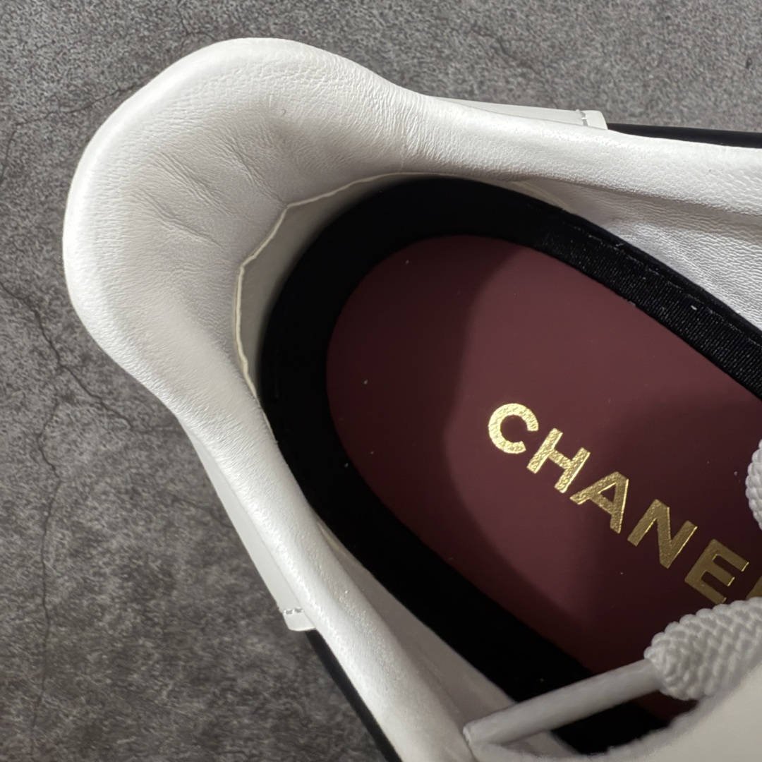 图片[8]-【佛山超A版】CHANEL 26S小牛皮 绒面羊皮 熊猫德训鞋圆头系带运动鞋 黑色 绒面小牛皮 圆头系带 平底 低帮 生活休闲鞋 经典款 爆款 顶级渠道货 市场最强没有之一 区别市面任意版本 原厂细腻牛皮 质感满分 细节非常完美 高端货 欢迎对比 原版购入开发 做货 小香最新隐藏款网球鞋软菱格纹 柔软小羊皮配搭大鞋舌和经典双C logo 满满的复古感又是最最最百搭的黑白配色 coco女孩必入的一款休闲鞋 鞋底碎钉设计 超级柔软 ▪️ 面料：原版定制小羊皮菱格纹 ▪️ 内里：进口定制羊皮+网里 ▪️ 鞋底：原版开模碎钉橡胶材质 ▪️ 尺码： 35- 45-选品中心