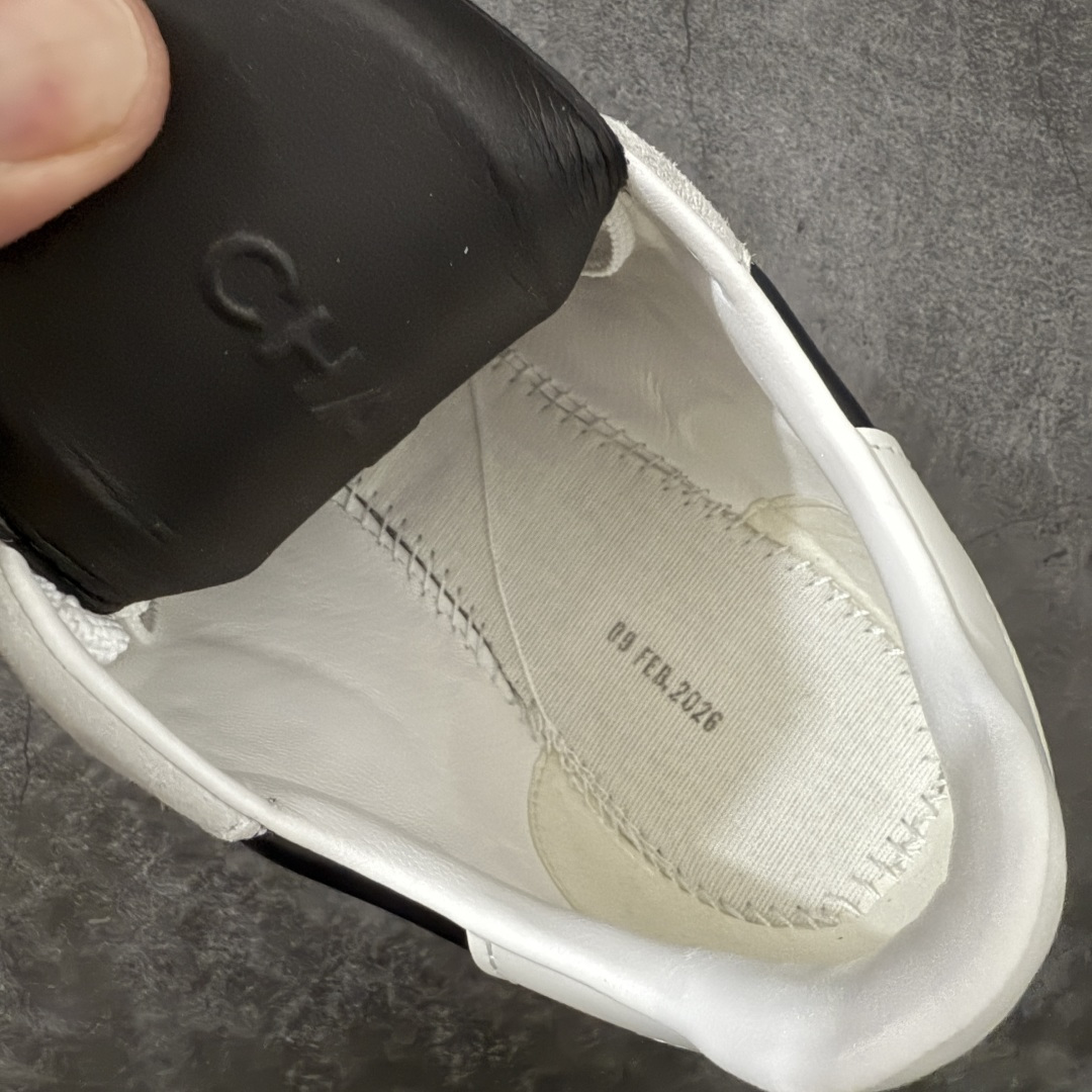 图片[9]-【佛山超A版】CHANEL 26S小牛皮 绒面羊皮 熊猫德训鞋圆头系带运动鞋 黑色 绒面小牛皮 圆头系带 平底 低帮 生活休闲鞋 经典款 爆款 顶级渠道货 市场最强没有之一 区别市面任意版本 原厂细腻牛皮 质感满分 细节非常完美 高端货 欢迎对比 原版购入开发 做货 小香最新隐藏款网球鞋软菱格纹 柔软小羊皮配搭大鞋舌和经典双C logo 满满的复古感又是最最最百搭的黑白配色 coco女孩必入的一款休闲鞋 鞋底碎钉设计 超级柔软 ▪️ 面料：原版定制小羊皮菱格纹 ▪️ 内里：进口定制羊皮+网里 ▪️ 鞋底：原版开模碎钉橡胶材质 ▪️ 尺码： 35- 45-选品中心