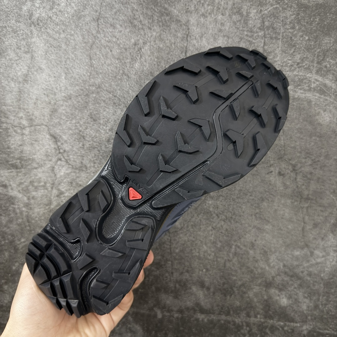 图片[9]-【巅峰版】 Salomon XT-6 灰蓝色 萨洛蒙复古潮流户外机能登山跑鞋 478739 纯原外贸平台特供订单 耗时半年巨作 全套原纸板楦头开发 原厂特供网布配套加持 确保原汁原味 完美呈现版型 原档数据独家私模五层组合大底 原装Ortholite轻量化鞋垫 中底布带钢印编号 原厂TPU锁扣 进口港宝加持 后跟自然饱满 还原公司包裹性 鞋面以“锯齿”状的包裹系统呈现 在基色底之下加入了各种色点缀 将公司的最新技术和时尚前卫的造型融入耐用的长跑款式中 鞋面由 TPU 薄膜制成 并焊接在高耐磨网眼上 使其既时尚又坚固 由 ACS底盘支撑 可增强稳定性和支撑力 以及由橡胶凸耳 Contragrip外底覆盖的 EVA 缓冲中底 旨在应对崎岖的地形 鞋舌上的彩色Salomon 标签、Quicklace 系统以及鞋头、鞋舌和鞋跟上的附加品牌使细节更加完美 让穿着者可以轻松驾驭户外与通勤下的任何运动生活场景 无缝鞋身户外随意纵横 颜值与脚感兼备 出街通勤 绝对非常吸睛 你值得拥有 尺码：36 36.5 37.5 38 38.5 39 40 40.5 41 42 42.5 43 44 44.5 45-选品中心