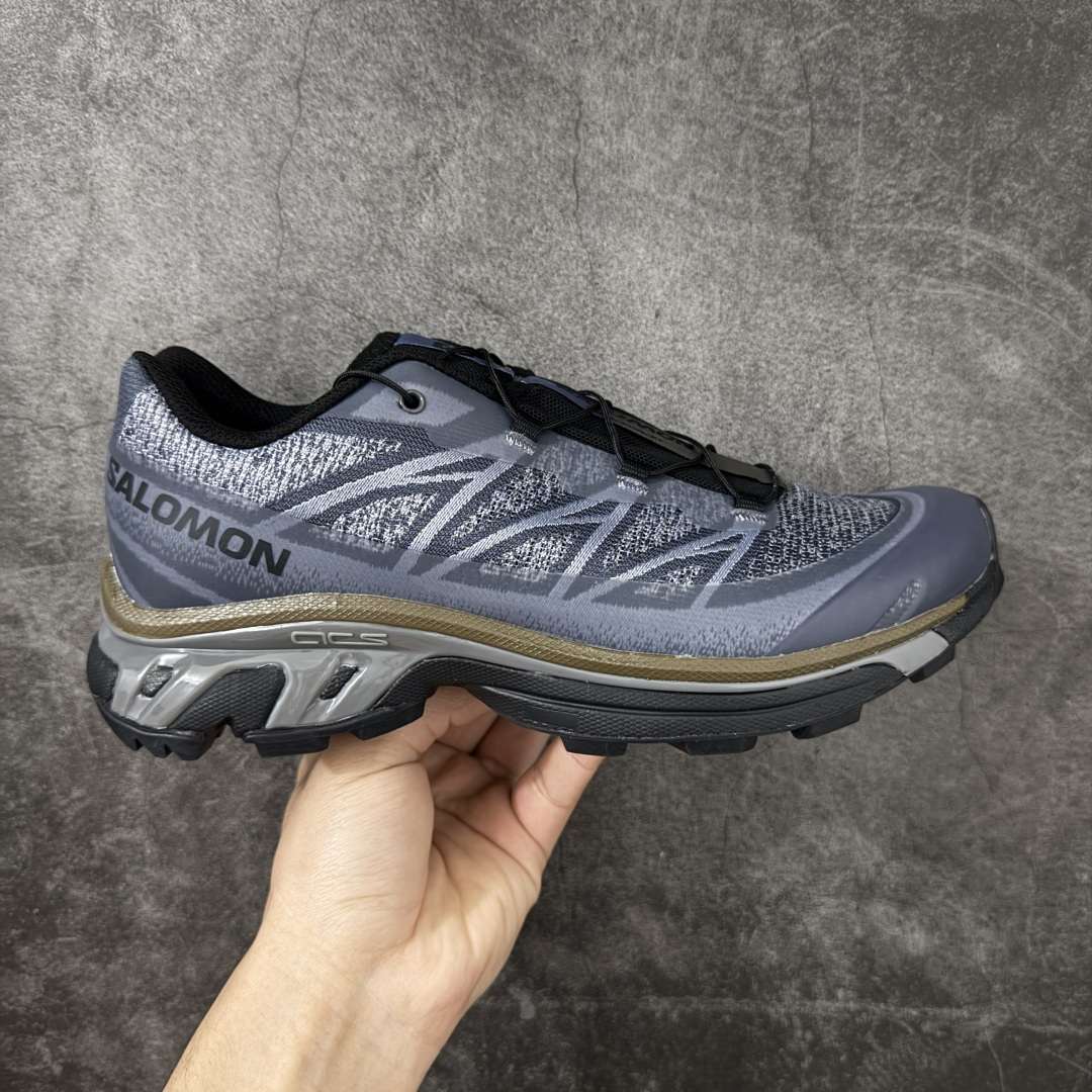 【巅峰版】 Salomon XT-6 灰蓝色 萨洛蒙复古潮流户外机能登山跑鞋 478739 纯原外贸平台特供订单 耗时半年巨作 全套原纸板楦头开发 原厂特供网布配套加持 确保原汁原味 完美呈现版型 原档数据独家私模五层组合大底 原装Ortholite轻量化鞋垫 中底布带钢印编号 原厂TPU锁扣 进口港宝加持 后跟自然饱满 还原公司包裹性 鞋面以“锯齿”状的包裹系统呈现 在基色底之下加入了各种色点缀 将公司的最新技术和时尚前卫的造型融入耐用的长跑款式中 鞋面由 TPU 薄膜制成 并焊接在高耐磨网眼上 使其既时尚又坚固 由 ACS底盘支撑 可增强稳定性和支撑力 以及由橡胶凸耳 Contragrip外底覆盖的 EVA 缓冲中底 旨在应对崎岖的地形 鞋舌上的彩色Salomon 标签、Quicklace 系统以及鞋头、鞋舌和鞋跟上的附加品牌使细节更加完美 让穿着者可以轻松驾驭户外与通勤下的任何运动生活场景 无缝鞋身户外随意纵横 颜值与脚感兼备 出街通勤 绝对非常吸睛 你值得拥有 尺码：36 36.5 37.5 38 38.5 39 40 40.5 41 42 42.5 43 44 44.5 45-选品中心