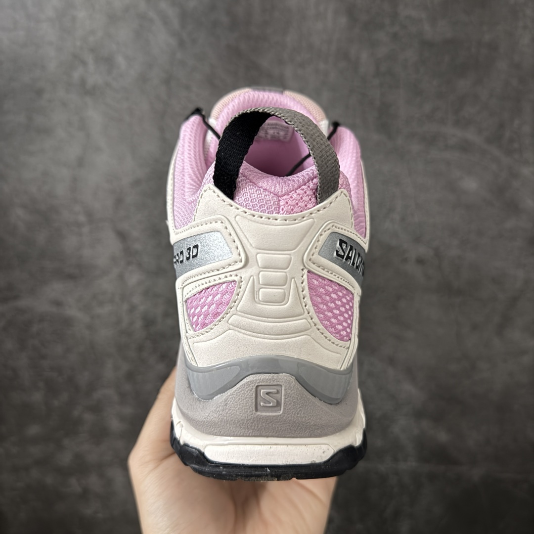 图片[4]-【纯原M版】SALOMON萨洛蒙 × atoms pink XA PRO 3D 樱花 百搭舒适 低帮 户外功能鞋 男女同款 粉灰色 479886 纯原外贸平台特供订 全套原纸板楦头开发 原厂特供网布配套加持 确保原汁原味 完美呈现版型 原档数据独家私模五层组合大底 男女鞋同步官方开发 原装Ortholite轻量化鞋垫 中底布带钢印编号 原厂TPU锁扣 进口港宝加持 后跟自然饱满 还原公司包裹性 鞋面采用SENSIFT贴合技术 全方位贴合包裹脚型 鞋跟部鞋底牵引设计 提供强大的抓地性能 更适应野外崎岖不平的道路 其3D ADVANCED CHASSIS底盘 材料轻量大化 钉齿设计更具稳定性 防护性 鞋底易磨损区运用CONTAGRIP高耐磨材料 应对城市硬质路面长距离跑考验 尺码：36 36.5 37.5 38 38.5 39 40 40.5 41 42 42.5 43 44 44.5 45-选品中心