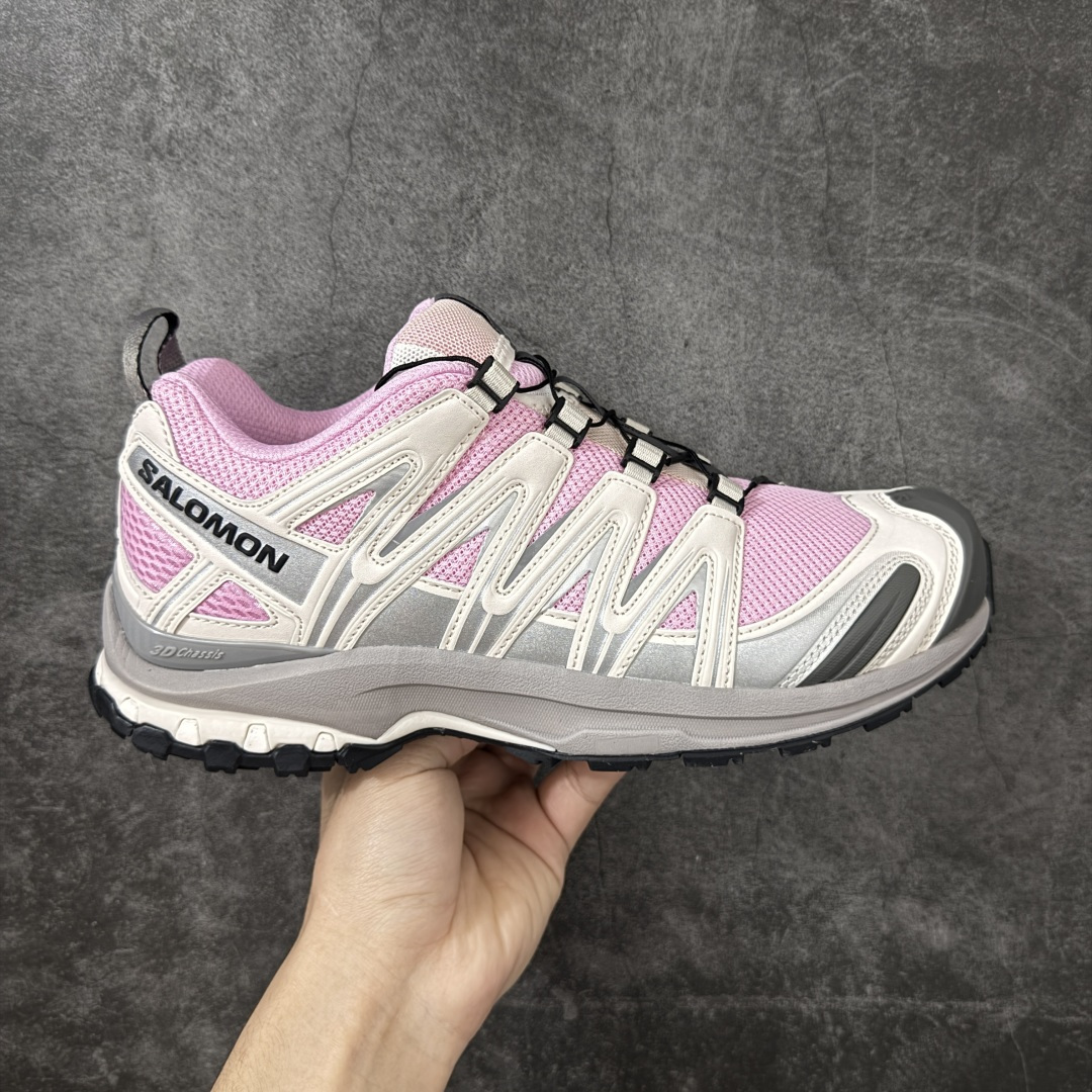 【纯原M版】SALOMON萨洛蒙 × atoms pink XA PRO 3D 樱花 百搭舒适 低帮 户外功能鞋 男女同款 粉灰色 479886 纯原外贸平台特供订 全套原纸板楦头开发 原厂特供网布配套加持 确保原汁原味 完美呈现版型 原档数据独家私模五层组合大底 男女鞋同步官方开发 原装Ortholite轻量化鞋垫 中底布带钢印编号 原厂TPU锁扣 进口港宝加持 后跟自然饱满 还原公司包裹性 鞋面采用SENSIFT贴合技术 全方位贴合包裹脚型 鞋跟部鞋底牵引设计 提供强大的抓地性能 更适应野外崎岖不平的道路 其3D ADVANCED CHASSIS底盘 材料轻量大化 钉齿设计更具稳定性 防护性 鞋底易磨损区运用CONTAGRIP高耐磨材料 应对城市硬质路面长距离跑考验 尺码：36 36.5 37.5 38 38.5 39 40 40.5 41 42 42.5 43 44 44.5 45-选品中心