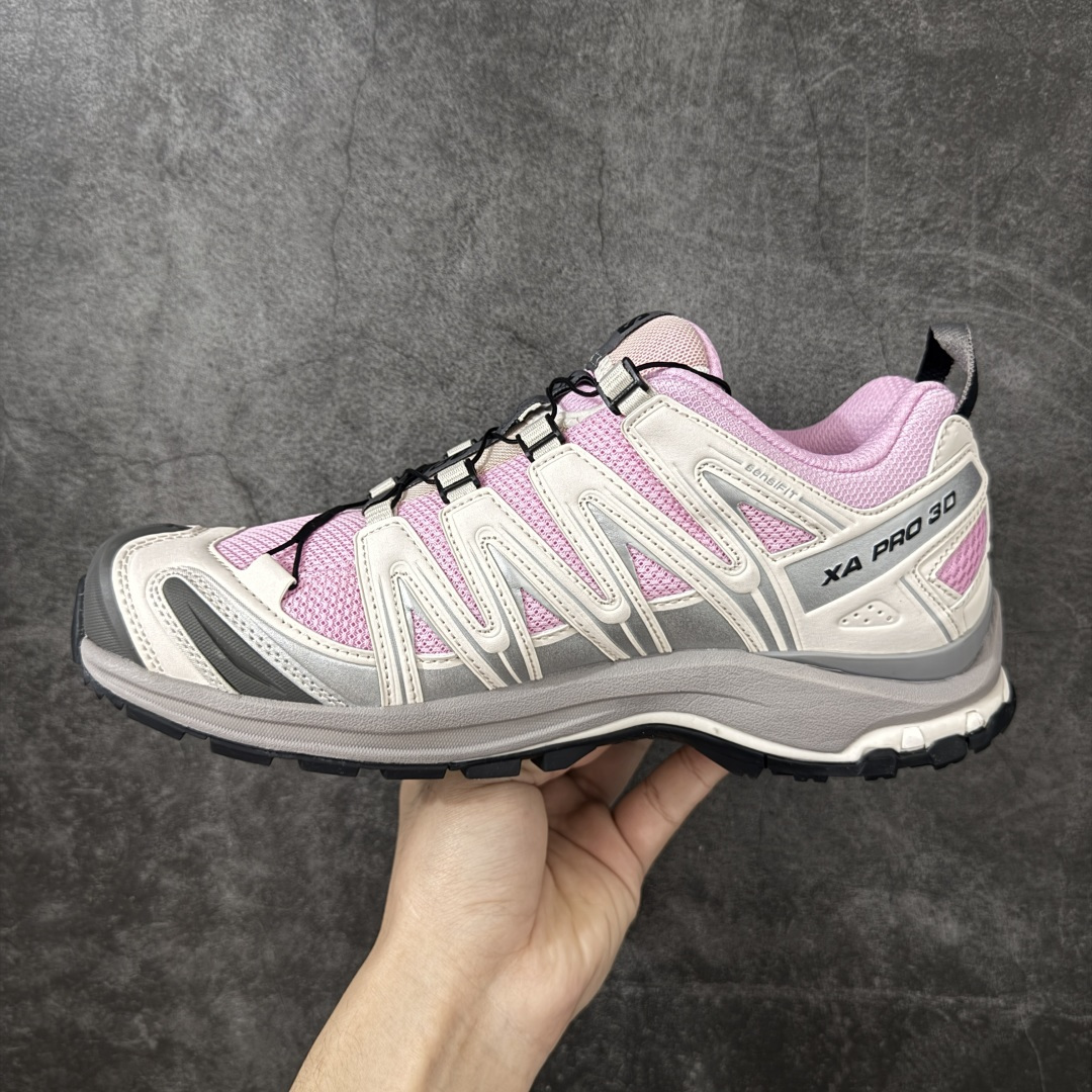 图片[2]-【纯原M版】SALOMON萨洛蒙 × atoms pink XA PRO 3D 樱花 百搭舒适 低帮 户外功能鞋 男女同款 粉灰色 479886 纯原外贸平台特供订 全套原纸板楦头开发 原厂特供网布配套加持 确保原汁原味 完美呈现版型 原档数据独家私模五层组合大底 男女鞋同步官方开发 原装Ortholite轻量化鞋垫 中底布带钢印编号 原厂TPU锁扣 进口港宝加持 后跟自然饱满 还原公司包裹性 鞋面采用SENSIFT贴合技术 全方位贴合包裹脚型 鞋跟部鞋底牵引设计 提供强大的抓地性能 更适应野外崎岖不平的道路 其3D ADVANCED CHASSIS底盘 材料轻量大化 钉齿设计更具稳定性 防护性 鞋底易磨损区运用CONTAGRIP高耐磨材料 应对城市硬质路面长距离跑考验 尺码：36 36.5 37.5 38 38.5 39 40 40.5 41 42 42.5 43 44 44.5 45-选品中心