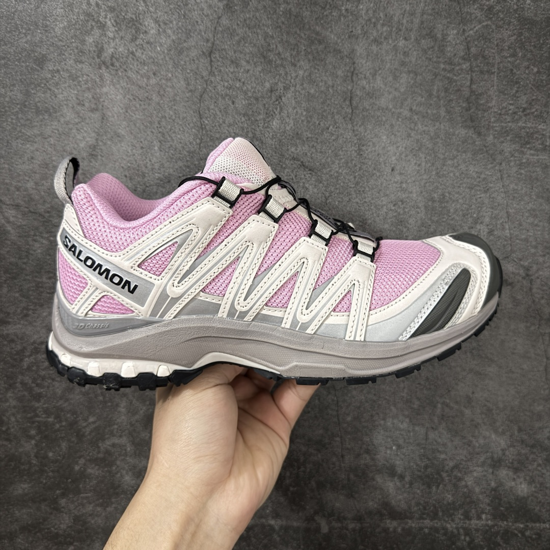 【Goat版】SALOMON萨洛蒙 × atoms pink XA PRO 3D 樱花 百搭舒适 低帮 户外功能鞋 男女同款 粉灰色 479886 纯原外贸平台特供订 全套原纸板楦头开发 原厂特供网布配套加持 确保原汁原味 完美呈现版型 原档数据独家私模五层组合大底 男女鞋同步官方开发 原装Ortholite轻量化鞋垫 中底布带钢印编号 原厂TPU锁扣 进口港宝加持 后跟自然饱满 还原公司包裹性 鞋面采用SENSIFT贴合技术 全方位贴合包裹脚型 鞋跟部鞋底牵引设计 提供强大的抓地性能 更适应野外崎岖不平的道路 其3D ADVANCED CHASSIS底盘 材料轻量大化 钉齿设计更具稳定性 防护性 鞋底易磨损区运用CONTAGRIP高耐磨材料 应对城市硬质路面长距离跑考验 尺码：36 36.5 37.5 38 38.5 39 40 40.5 41 42 42.5 43 44 44.5 45 46-选品中心