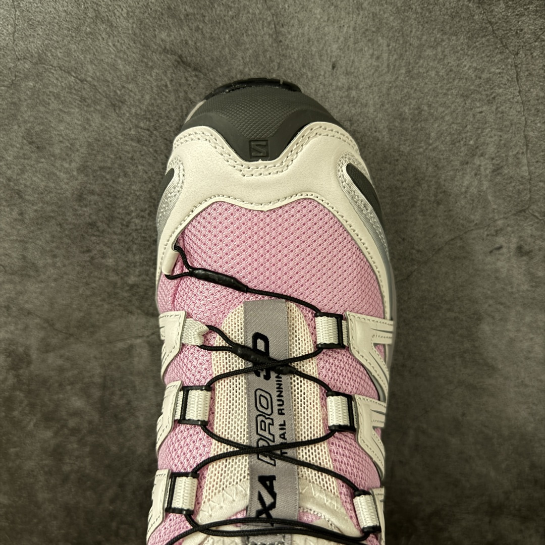 图片[5]-【Goat版】SALOMON萨洛蒙 × atoms pink XA PRO 3D 樱花 百搭舒适 低帮 户外功能鞋 男女同款 粉灰色 479886 纯原外贸平台特供订 全套原纸板楦头开发 原厂特供网布配套加持 确保原汁原味 完美呈现版型 原档数据独家私模五层组合大底 男女鞋同步官方开发 原装Ortholite轻量化鞋垫 中底布带钢印编号 原厂TPU锁扣 进口港宝加持 后跟自然饱满 还原公司包裹性 鞋面采用SENSIFT贴合技术 全方位贴合包裹脚型 鞋跟部鞋底牵引设计 提供强大的抓地性能 更适应野外崎岖不平的道路 其3D ADVANCED CHASSIS底盘 材料轻量大化 钉齿设计更具稳定性 防护性 鞋底易磨损区运用CONTAGRIP高耐磨材料 应对城市硬质路面长距离跑考验 尺码：36 36.5 37.5 38 38.5 39 40 40.5 41 42 42.5 43 44 44.5 45 46-选品中心