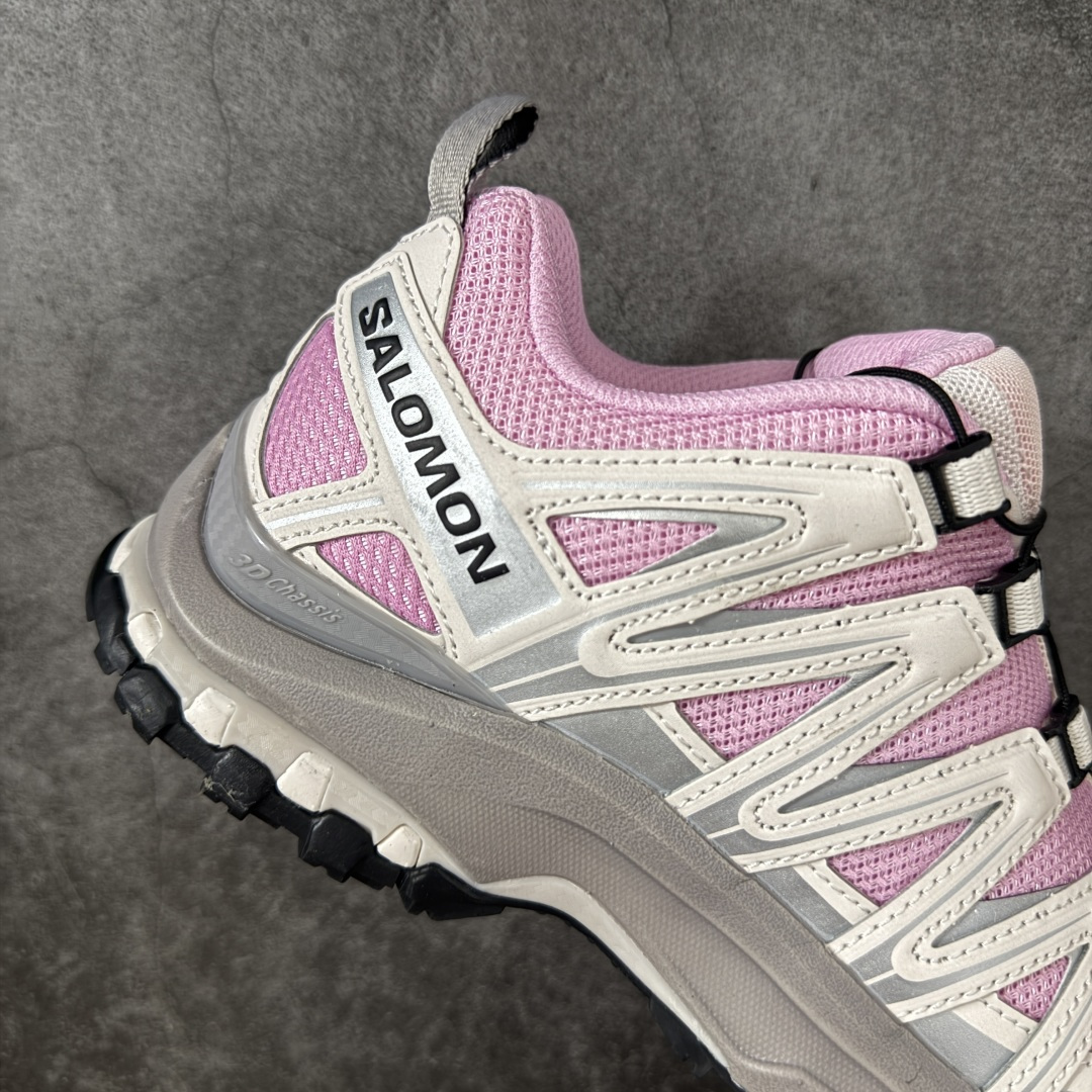 图片[7]-【Goat版】SALOMON萨洛蒙 × atoms pink XA PRO 3D 樱花 百搭舒适 低帮 户外功能鞋 男女同款 粉灰色 479886 纯原外贸平台特供订 全套原纸板楦头开发 原厂特供网布配套加持 确保原汁原味 完美呈现版型 原档数据独家私模五层组合大底 男女鞋同步官方开发 原装Ortholite轻量化鞋垫 中底布带钢印编号 原厂TPU锁扣 进口港宝加持 后跟自然饱满 还原公司包裹性 鞋面采用SENSIFT贴合技术 全方位贴合包裹脚型 鞋跟部鞋底牵引设计 提供强大的抓地性能 更适应野外崎岖不平的道路 其3D ADVANCED CHASSIS底盘 材料轻量大化 钉齿设计更具稳定性 防护性 鞋底易磨损区运用CONTAGRIP高耐磨材料 应对城市硬质路面长距离跑考验 尺码：36 36.5 37.5 38 38.5 39 40 40.5 41 42 42.5 43 44 44.5 45 46-选品中心