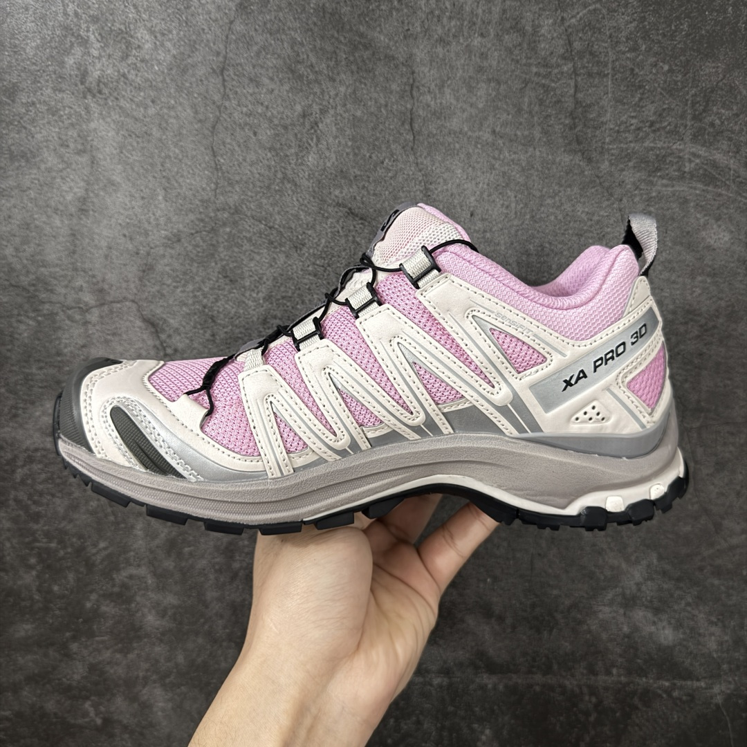 图片[2]-【Goat版】SALOMON萨洛蒙 × atoms pink XA PRO 3D 樱花 百搭舒适 低帮 户外功能鞋 男女同款 粉灰色 479886 纯原外贸平台特供订 全套原纸板楦头开发 原厂特供网布配套加持 确保原汁原味 完美呈现版型 原档数据独家私模五层组合大底 男女鞋同步官方开发 原装Ortholite轻量化鞋垫 中底布带钢印编号 原厂TPU锁扣 进口港宝加持 后跟自然饱满 还原公司包裹性 鞋面采用SENSIFT贴合技术 全方位贴合包裹脚型 鞋跟部鞋底牵引设计 提供强大的抓地性能 更适应野外崎岖不平的道路 其3D ADVANCED CHASSIS底盘 材料轻量大化 钉齿设计更具稳定性 防护性 鞋底易磨损区运用CONTAGRIP高耐磨材料 应对城市硬质路面长距离跑考验 尺码：36 36.5 37.5 38 38.5 39 40 40.5 41 42 42.5 43 44 44.5 45 46-选品中心