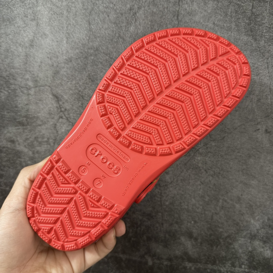 图片[9]-【莞产H版】正确灯鞋 可亮灯版 Cars x Crocs Classic Clog卡骆驰汽车总动员/闪电麦昆 联名限定合作系列EVA经典一脚蹬包头洞洞鞋 男女同款 市场最优细节 区分通货欢迎对比 超轻Croslite专利材料打造 鞋面更加耐用易清洗 该鞋款轻盈舒适 2002年 经典克骆格诞生 秉承外形简单 穿着舒适的初衷 不断为消费者带来舒适的穿着体验 穿出“趣”味 鞋面洞洞可搭彰显个性的智必星 一鞋两穿 可调节式后跟带增添鞋身的稳固性能 前面变成愜意舒适的凉拖 后面行走跑跳更加稳妥 Croslite ™材料 封闭式细胞树脂 能够在体温作用下自动变形以适应脚部形状 涉水性优秀的同时易于清洁 抓地力强 不易打滑 Crocs的核心理念：轻便 灵活 全方位的舒适感 同步官方尺码：M4（36-37） M5（37-38）M6（38-39）M7（39-40）M8（41-42）M9（42-43）M10（43-44）M11（45-46）-选品中心