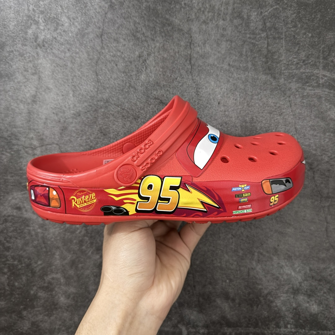 【莞产H版】正确灯鞋 可亮灯版 Cars x Crocs Classic Clog卡骆驰汽车总动员/闪电麦昆 联名限定合作系列EVA经典一脚蹬包头洞洞鞋 男女同款 市场最优细节 区分通货欢迎对比 超轻Croslite专利材料打造 鞋面更加耐用易清洗 该鞋款轻盈舒适 2002年 经典克骆格诞生 秉承外形简单 穿着舒适的初衷 不断为消费者带来舒适的穿着体验 穿出“趣”味 鞋面洞洞可搭彰显个性的智必星 一鞋两穿 可调节式后跟带增添鞋身的稳固性能 前面变成愜意舒适的凉拖 后面行走跑跳更加稳妥 Croslite ™材料 封闭式细胞树脂 能够在体温作用下自动变形以适应脚部形状 涉水性优秀的同时易于清洁 抓地力强 不易打滑 Crocs的核心理念：轻便 灵活 全方位的舒适感 同步官方尺码：M4（36-37） M5（37-38）M6（38-39）M7（39-40）M8（41-42）M9（42-43）M10（43-44）M11（45-46）-选品中心