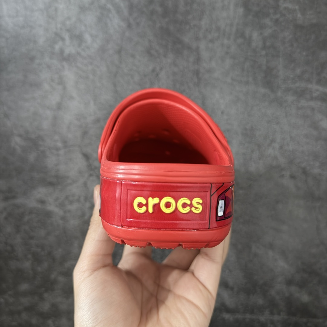 图片[4]-【莞产H版】正确灯鞋 可亮灯版 Cars x Crocs Classic Clog卡骆驰汽车总动员/闪电麦昆 联名限定合作系列EVA经典一脚蹬包头洞洞鞋 男女同款 市场最优细节 区分通货欢迎对比 超轻Croslite专利材料打造 鞋面更加耐用易清洗 该鞋款轻盈舒适 2002年 经典克骆格诞生 秉承外形简单 穿着舒适的初衷 不断为消费者带来舒适的穿着体验 穿出“趣”味 鞋面洞洞可搭彰显个性的智必星 一鞋两穿 可调节式后跟带增添鞋身的稳固性能 前面变成愜意舒适的凉拖 后面行走跑跳更加稳妥 Croslite ™材料 封闭式细胞树脂 能够在体温作用下自动变形以适应脚部形状 涉水性优秀的同时易于清洁 抓地力强 不易打滑 Crocs的核心理念：轻便 灵活 全方位的舒适感 同步官方尺码：M4（36-37） M5（37-38）M6（38-39）M7（39-40）M8（41-42）M9（42-43）M10（43-44）M11（45-46）-选品中心