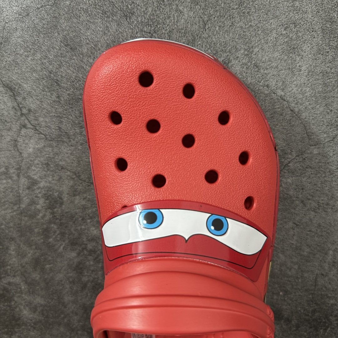图片[5]-【莞产H版】正确灯鞋 可亮灯版 Cars x Crocs Classic Clog卡骆驰汽车总动员/闪电麦昆 联名限定合作系列EVA经典一脚蹬包头洞洞鞋 男女同款 市场最优细节 区分通货欢迎对比 超轻Croslite专利材料打造 鞋面更加耐用易清洗 该鞋款轻盈舒适 2002年 经典克骆格诞生 秉承外形简单 穿着舒适的初衷 不断为消费者带来舒适的穿着体验 穿出“趣”味 鞋面洞洞可搭彰显个性的智必星 一鞋两穿 可调节式后跟带增添鞋身的稳固性能 前面变成愜意舒适的凉拖 后面行走跑跳更加稳妥 Croslite ™材料 封闭式细胞树脂 能够在体温作用下自动变形以适应脚部形状 涉水性优秀的同时易于清洁 抓地力强 不易打滑 Crocs的核心理念：轻便 灵活 全方位的舒适感 同步官方尺码：M4（36-37） M5（37-38）M6（38-39）M7（39-40）M8（41-42）M9（42-43）M10（43-44）M11（45-46）-选品中心