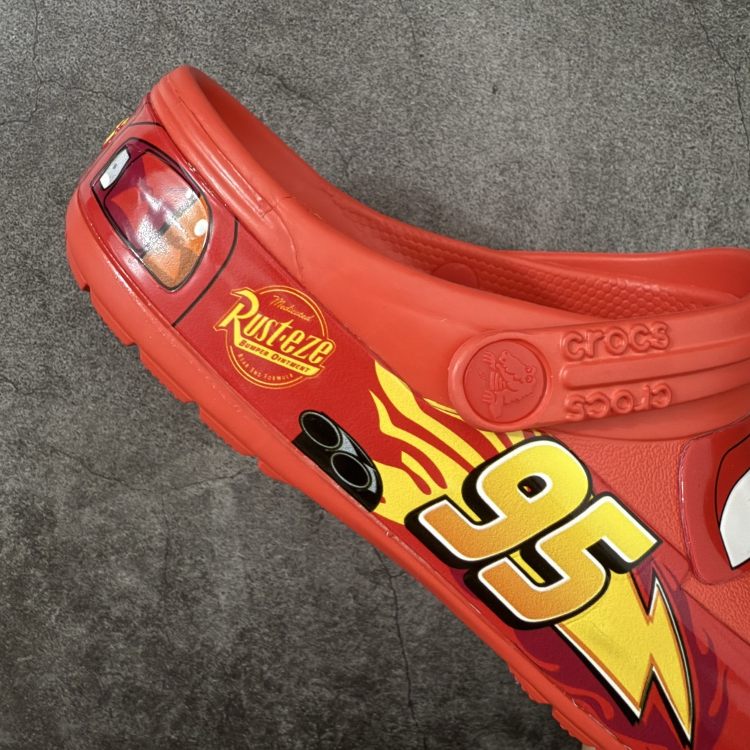 图片[7]-【莞产H版】正确灯鞋 可亮灯版 Cars x Crocs Classic Clog卡骆驰汽车总动员/闪电麦昆 联名限定合作系列EVA经典一脚蹬包头洞洞鞋 男女同款 市场最优细节 区分通货欢迎对比 超轻Croslite专利材料打造 鞋面更加耐用易清洗 该鞋款轻盈舒适 2002年 经典克骆格诞生 秉承外形简单 穿着舒适的初衷 不断为消费者带来舒适的穿着体验 穿出“趣”味 鞋面洞洞可搭彰显个性的智必星 一鞋两穿 可调节式后跟带增添鞋身的稳固性能 前面变成愜意舒适的凉拖 后面行走跑跳更加稳妥 Croslite ™材料 封闭式细胞树脂 能够在体温作用下自动变形以适应脚部形状 涉水性优秀的同时易于清洁 抓地力强 不易打滑 Crocs的核心理念：轻便 灵活 全方位的舒适感 同步官方尺码：M4（36-37） M5（37-38）M6（38-39）M7（39-40）M8（41-42）M9（42-43）M10（43-44）M11（45-46）-选品中心