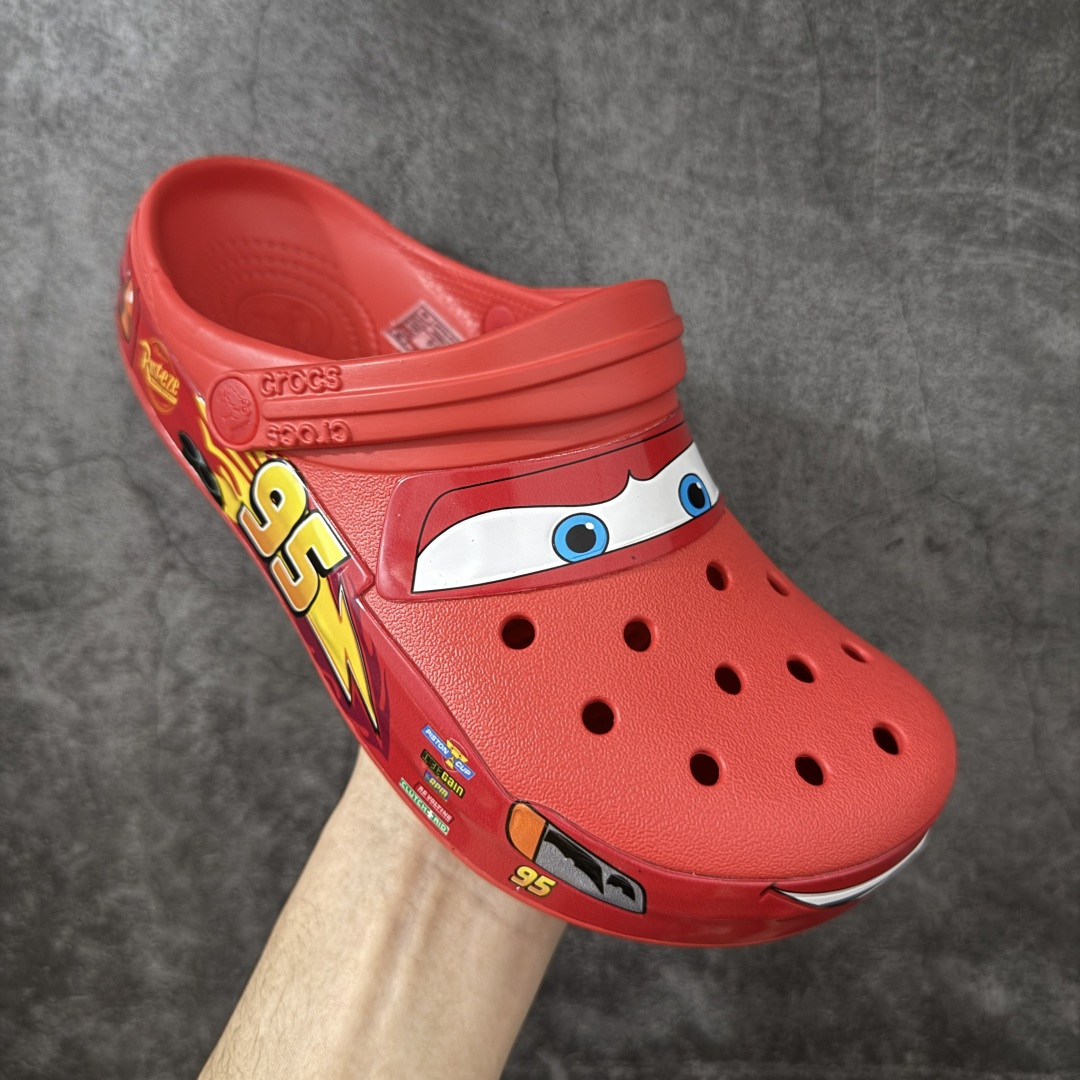 图片[3]-【莞产H版】正确灯鞋 可亮灯版 Cars x Crocs Classic Clog卡骆驰汽车总动员/闪电麦昆 联名限定合作系列EVA经典一脚蹬包头洞洞鞋 男女同款 市场最优细节 区分通货欢迎对比 超轻Croslite专利材料打造 鞋面更加耐用易清洗 该鞋款轻盈舒适 2002年 经典克骆格诞生 秉承外形简单 穿着舒适的初衷 不断为消费者带来舒适的穿着体验 穿出“趣”味 鞋面洞洞可搭彰显个性的智必星 一鞋两穿 可调节式后跟带增添鞋身的稳固性能 前面变成愜意舒适的凉拖 后面行走跑跳更加稳妥 Croslite ™材料 封闭式细胞树脂 能够在体温作用下自动变形以适应脚部形状 涉水性优秀的同时易于清洁 抓地力强 不易打滑 Crocs的核心理念：轻便 灵活 全方位的舒适感 同步官方尺码：M4（36-37） M5（37-38）M6（38-39）M7（39-40）M8（41-42）M9（42-43）M10（43-44）M11（45-46）-选品中心