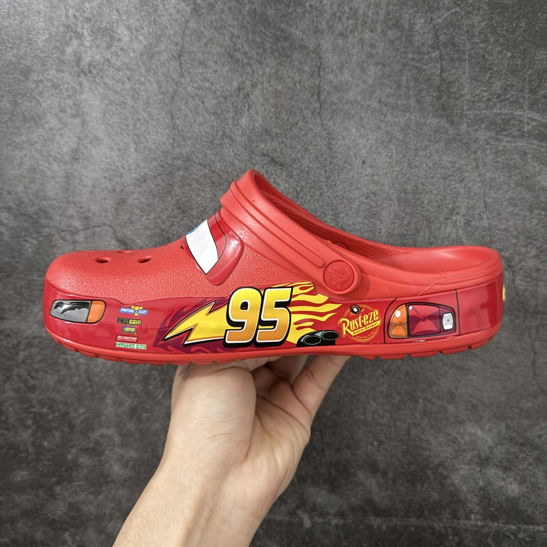 图片[2]-【莞产H版】正确灯鞋 可亮灯版 Cars x Crocs Classic Clog卡骆驰汽车总动员/闪电麦昆 联名限定合作系列EVA经典一脚蹬包头洞洞鞋 男女同款 市场最优细节 区分通货欢迎对比 超轻Croslite专利材料打造 鞋面更加耐用易清洗 该鞋款轻盈舒适 2002年 经典克骆格诞生 秉承外形简单 穿着舒适的初衷 不断为消费者带来舒适的穿着体验 穿出“趣”味 鞋面洞洞可搭彰显个性的智必星 一鞋两穿 可调节式后跟带增添鞋身的稳固性能 前面变成愜意舒适的凉拖 后面行走跑跳更加稳妥 Croslite ™材料 封闭式细胞树脂 能够在体温作用下自动变形以适应脚部形状 涉水性优秀的同时易于清洁 抓地力强 不易打滑 Crocs的核心理念：轻便 灵活 全方位的舒适感 同步官方尺码：M4（36-37） M5（37-38）M6（38-39）M7（39-40）M8（41-42）M9（42-43）M10（43-44）M11（45-46）-选品中心