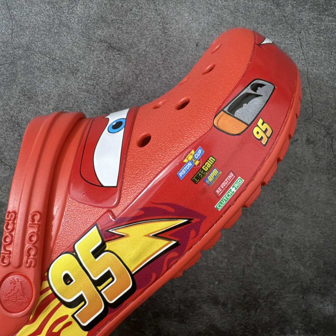 图片[6]-【莞产H版】正确灯鞋 可亮灯版 Cars x Crocs Classic Clog卡骆驰汽车总动员/闪电麦昆 联名限定合作系列EVA经典一脚蹬包头洞洞鞋 男女同款 市场最优细节 区分通货欢迎对比 超轻Croslite专利材料打造 鞋面更加耐用易清洗 该鞋款轻盈舒适 2002年 经典克骆格诞生 秉承外形简单 穿着舒适的初衷 不断为消费者带来舒适的穿着体验 穿出“趣”味 鞋面洞洞可搭彰显个性的智必星 一鞋两穿 可调节式后跟带增添鞋身的稳固性能 前面变成愜意舒适的凉拖 后面行走跑跳更加稳妥 Croslite ™材料 封闭式细胞树脂 能够在体温作用下自动变形以适应脚部形状 涉水性优秀的同时易于清洁 抓地力强 不易打滑 Crocs的核心理念：轻便 灵活 全方位的舒适感 同步官方尺码：M4（36-37） M5（37-38）M6（38-39）M7（39-40）M8（41-42）M9（42-43）M10（43-44）M11（45-46）-选品中心