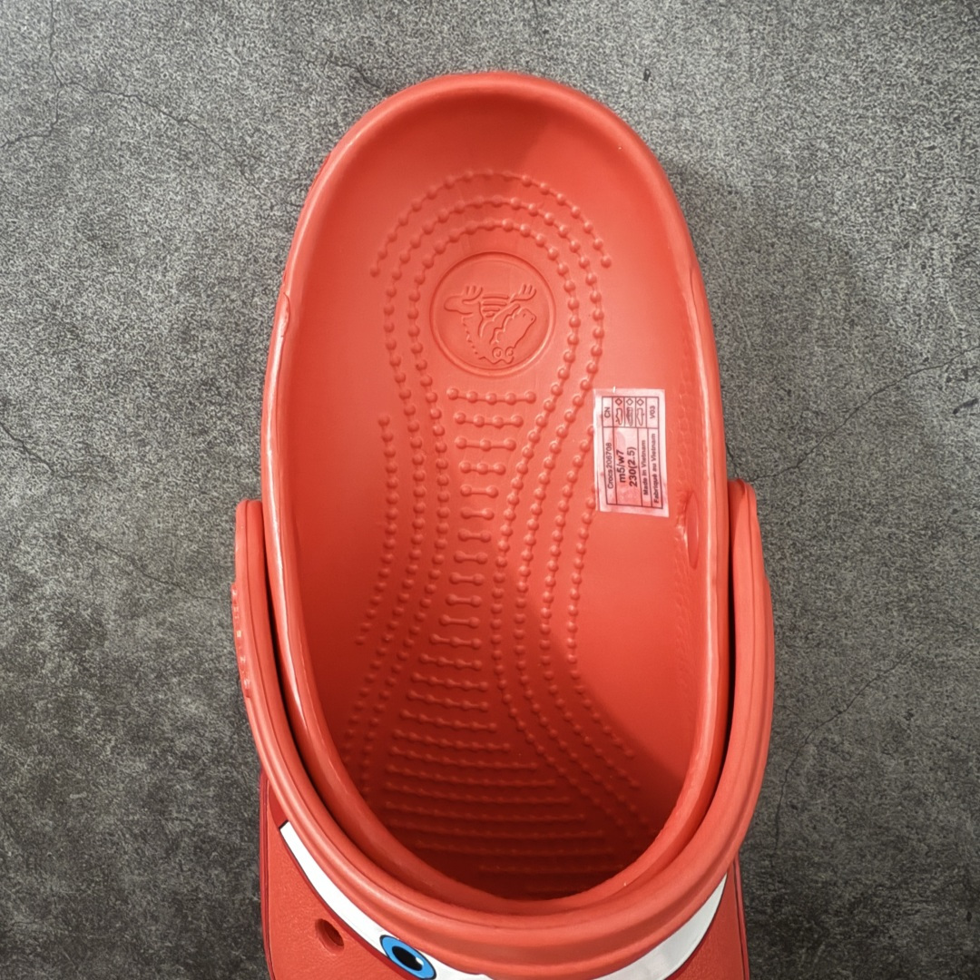 图片[8]-【莞产H版】正确灯鞋 可亮灯版 Cars x Crocs Classic Clog卡骆驰汽车总动员/闪电麦昆 联名限定合作系列EVA经典一脚蹬包头洞洞鞋 男女同款 市场最优细节 区分通货欢迎对比 超轻Croslite专利材料打造 鞋面更加耐用易清洗 该鞋款轻盈舒适 2002年 经典克骆格诞生 秉承外形简单 穿着舒适的初衷 不断为消费者带来舒适的穿着体验 穿出“趣”味 鞋面洞洞可搭彰显个性的智必星 一鞋两穿 可调节式后跟带增添鞋身的稳固性能 前面变成愜意舒适的凉拖 后面行走跑跳更加稳妥 Croslite ™材料 封闭式细胞树脂 能够在体温作用下自动变形以适应脚部形状 涉水性优秀的同时易于清洁 抓地力强 不易打滑 Crocs的核心理念：轻便 灵活 全方位的舒适感 同步官方尺码：M4（36-37） M5（37-38）M6（38-39）M7（39-40）M8（41-42）M9（42-43）M10（43-44）M11（45-46）-选品中心