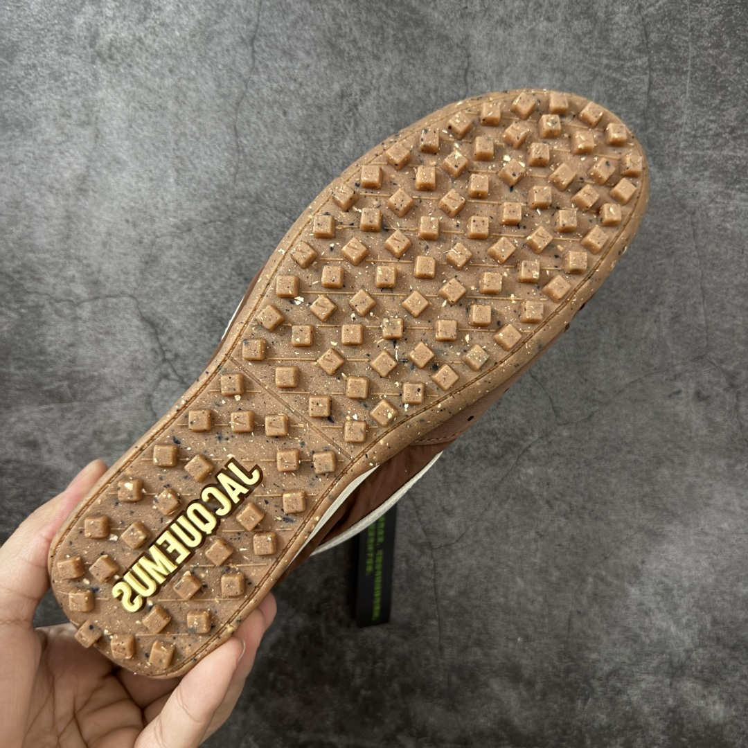 图片[9]-【纯原版】Jacquemus x Nike Jacumoon 舒适 低帮生活休闲鞋 棕白色 货号：HV8547-200 全新品质 细节升级 头层皮料 私模大底 配件齐全 目前市场最优品质 Nike和Jacquemus再度联手 鞋型高度还原了元年版的复古轮廓 细节点上在终于原味的基础上于鞋口处加入了松紧带设计 提升了穿脱的便捷性与贴合度 鞋身两侧是宽大的复古 Swoosh，而鞋舌上则点缀着专属的JACQUEMUS 标记，彰显联名 尺码：35-47.5全码出货-选品中心