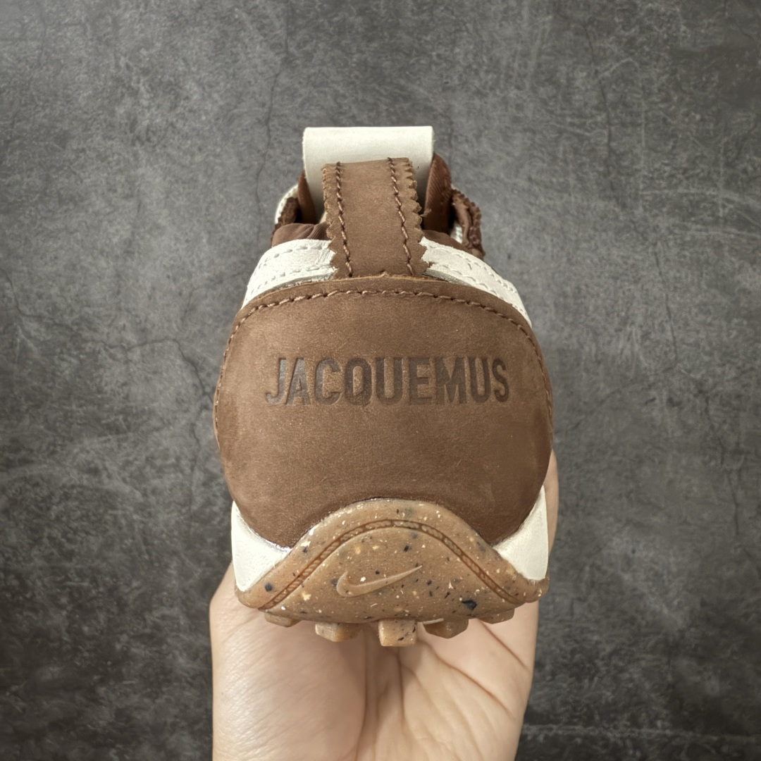 图片[4]-【纯原版】Jacquemus x Nike Jacumoon 舒适 低帮生活休闲鞋 棕白色 货号：HV8547-200 全新品质 细节升级 头层皮料 私模大底 配件齐全 目前市场最优品质 Nike和Jacquemus再度联手 鞋型高度还原了元年版的复古轮廓 细节点上在终于原味的基础上于鞋口处加入了松紧带设计 提升了穿脱的便捷性与贴合度 鞋身两侧是宽大的复古 Swoosh，而鞋舌上则点缀着专属的JACQUEMUS 标记，彰显联名 尺码：35-47.5全码出货-选品中心