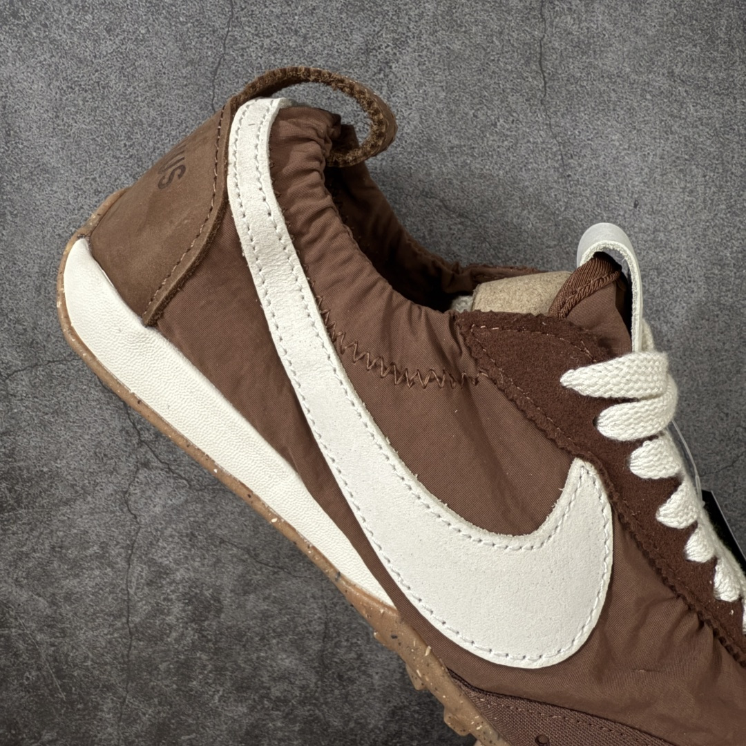 图片[7]-【纯原版】Jacquemus x Nike Jacumoon 舒适 低帮生活休闲鞋 棕白色 货号：HV8547-200 全新品质 细节升级 头层皮料 私模大底 配件齐全 目前市场最优品质 Nike和Jacquemus再度联手 鞋型高度还原了元年版的复古轮廓 细节点上在终于原味的基础上于鞋口处加入了松紧带设计 提升了穿脱的便捷性与贴合度 鞋身两侧是宽大的复古 Swoosh，而鞋舌上则点缀着专属的JACQUEMUS 标记，彰显联名 尺码：35-47.5全码出货-选品中心