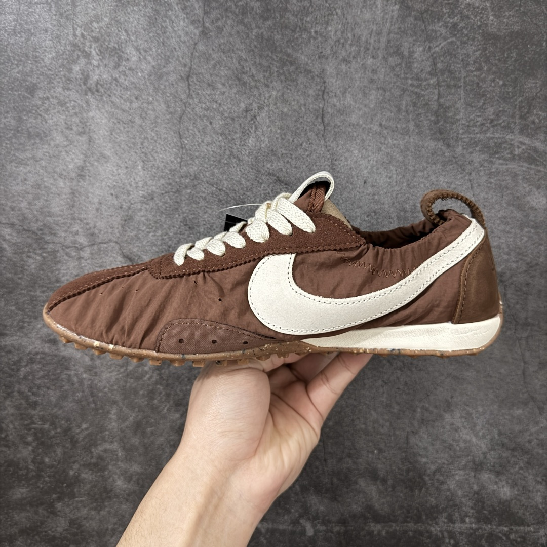 图片[2]-【纯原版】Jacquemus x Nike Jacumoon 舒适 低帮生活休闲鞋 棕白色 货号：HV8547-200 全新品质 细节升级 头层皮料 私模大底 配件齐全 目前市场最优品质 Nike和Jacquemus再度联手 鞋型高度还原了元年版的复古轮廓 细节点上在终于原味的基础上于鞋口处加入了松紧带设计 提升了穿脱的便捷性与贴合度 鞋身两侧是宽大的复古 Swoosh，而鞋舌上则点缀着专属的JACQUEMUS 标记，彰显联名 尺码：35-47.5全码出货-选品中心
