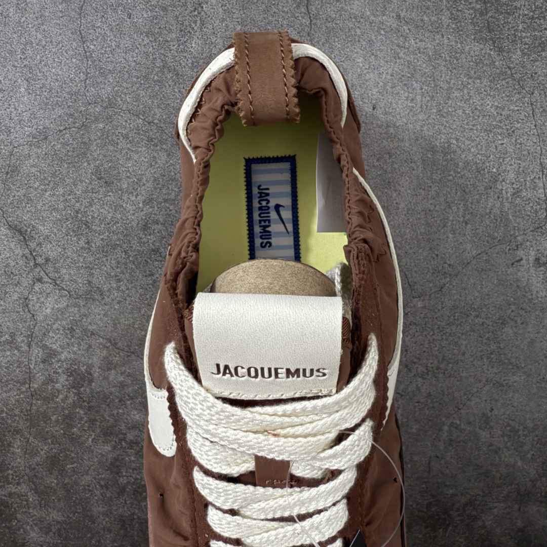 图片[8]-【纯原版】Jacquemus x Nike Jacumoon 舒适 低帮生活休闲鞋 棕白色 货号：HV8547-200 全新品质 细节升级 头层皮料 私模大底 配件齐全 目前市场最优品质 Nike和Jacquemus再度联手 鞋型高度还原了元年版的复古轮廓 细节点上在终于原味的基础上于鞋口处加入了松紧带设计 提升了穿脱的便捷性与贴合度 鞋身两侧是宽大的复古 Swoosh，而鞋舌上则点缀着专属的JACQUEMUS 标记，彰显联名 尺码：35-47.5全码出货-选品中心