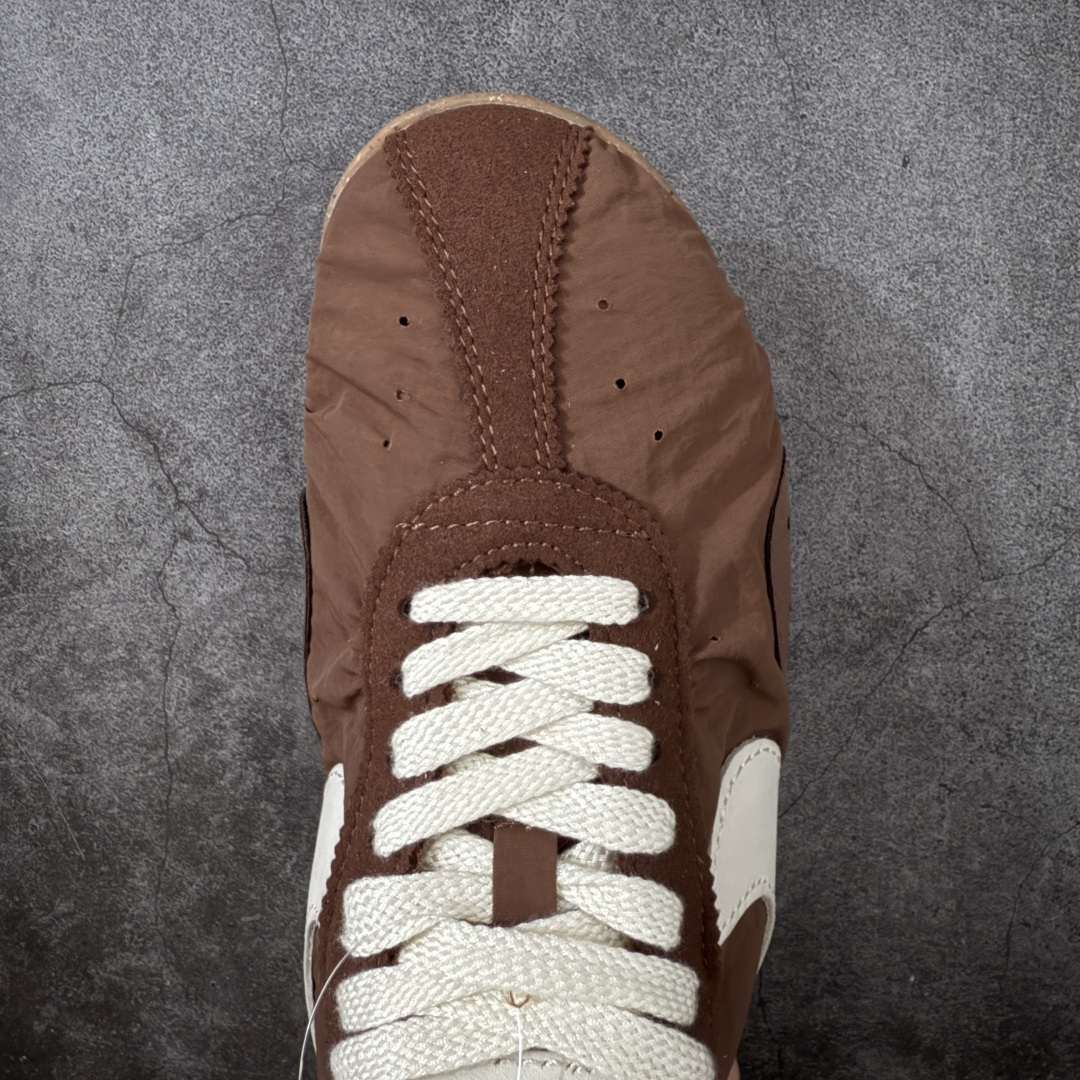 图片[5]-【纯原版】Jacquemus x Nike Jacumoon 舒适 低帮生活休闲鞋 棕白色 货号：HV8547-200 全新品质 细节升级 头层皮料 私模大底 配件齐全 目前市场最优品质 Nike和Jacquemus再度联手 鞋型高度还原了元年版的复古轮廓 细节点上在终于原味的基础上于鞋口处加入了松紧带设计 提升了穿脱的便捷性与贴合度 鞋身两侧是宽大的复古 Swoosh，而鞋舌上则点缀着专属的JACQUEMUS 标记，彰显联名 尺码：35-47.5全码出货-选品中心