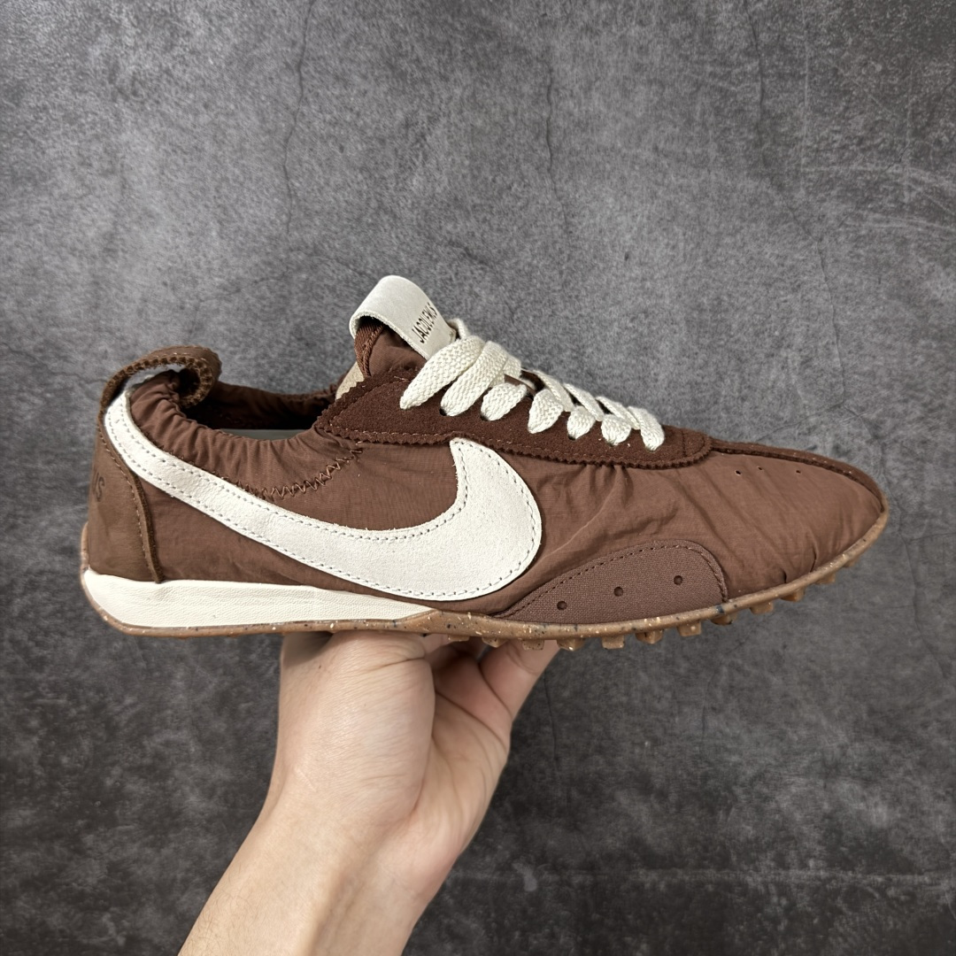 【纯原版】Jacquemus x Nike Jacumoon 舒适 低帮生活休闲鞋 棕白色 货号：HV8547-200 全新品质 细节升级 头层皮料 私模大底 配件齐全 目前市场最优品质 Nike和Jacquemus再度联手 鞋型高度还原了元年版的复古轮廓 细节点上在终于原味的基础上于鞋口处加入了松紧带设计 提升了穿脱的便捷性与贴合度 鞋身两侧是宽大的复古 Swoosh，而鞋舌上则点缀着专属的JACQUEMUS 标记，彰显联名 尺码：35-47.5全码出货-选品中心