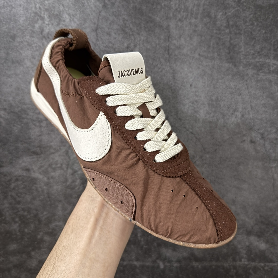 图片[3]-【纯原版】Jacquemus x Nike Jacumoon 舒适 低帮生活休闲鞋 棕白色 货号：HV8547-200 全新品质 细节升级 头层皮料 私模大底 配件齐全 目前市场最优品质 Nike和Jacquemus再度联手 鞋型高度还原了元年版的复古轮廓 细节点上在终于原味的基础上于鞋口处加入了松紧带设计 提升了穿脱的便捷性与贴合度 鞋身两侧是宽大的复古 Swoosh，而鞋舌上则点缀着专属的JACQUEMUS 标记，彰显联名 尺码：35-47.5全码出货-选品中心