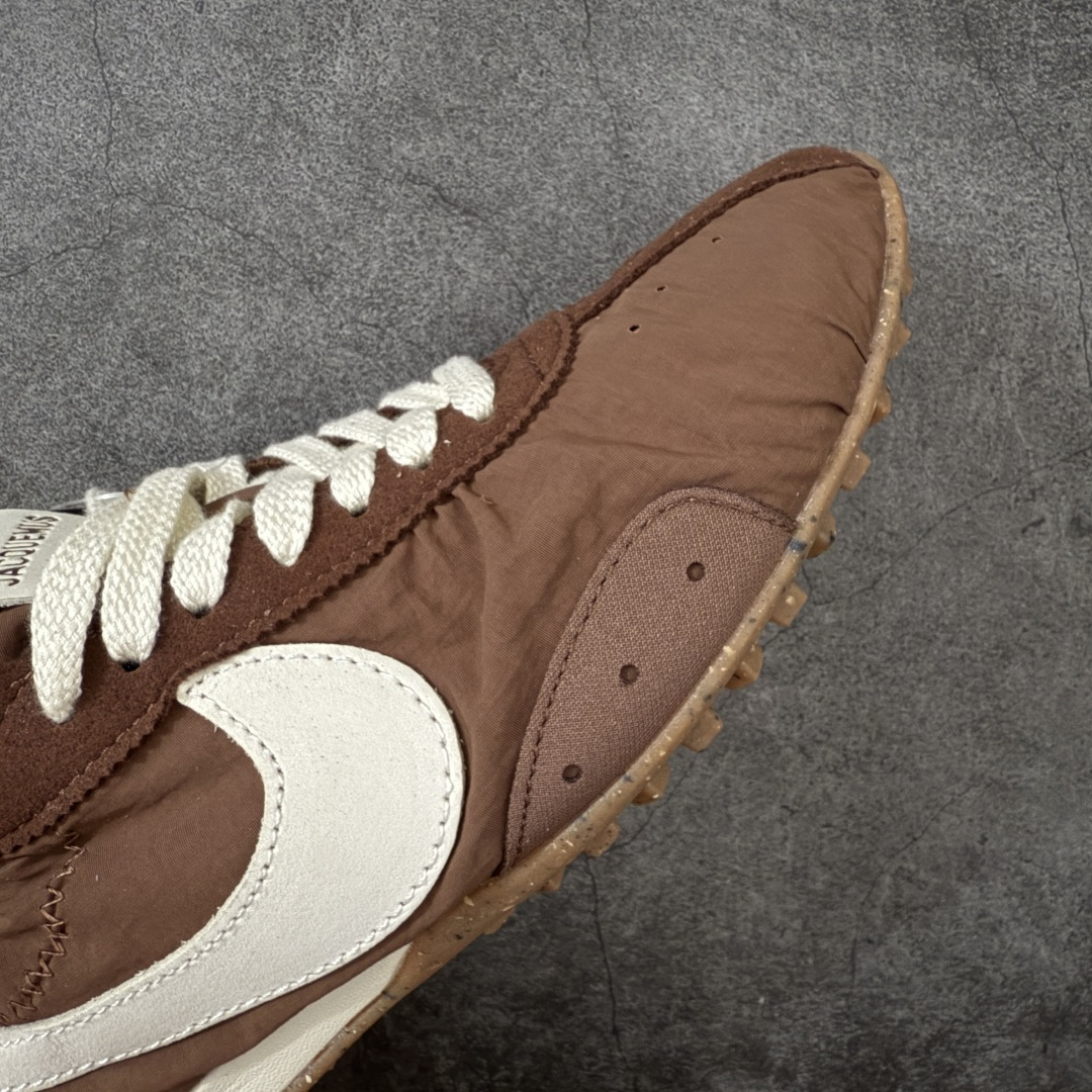 图片[6]-【纯原版】Jacquemus x Nike Jacumoon 舒适 低帮生活休闲鞋 棕白色 货号：HV8547-200 全新品质 细节升级 头层皮料 私模大底 配件齐全 目前市场最优品质 Nike和Jacquemus再度联手 鞋型高度还原了元年版的复古轮廓 细节点上在终于原味的基础上于鞋口处加入了松紧带设计 提升了穿脱的便捷性与贴合度 鞋身两侧是宽大的复古 Swoosh，而鞋舌上则点缀着专属的JACQUEMUS 标记，彰显联名 尺码：35-47.5全码出货-选品中心