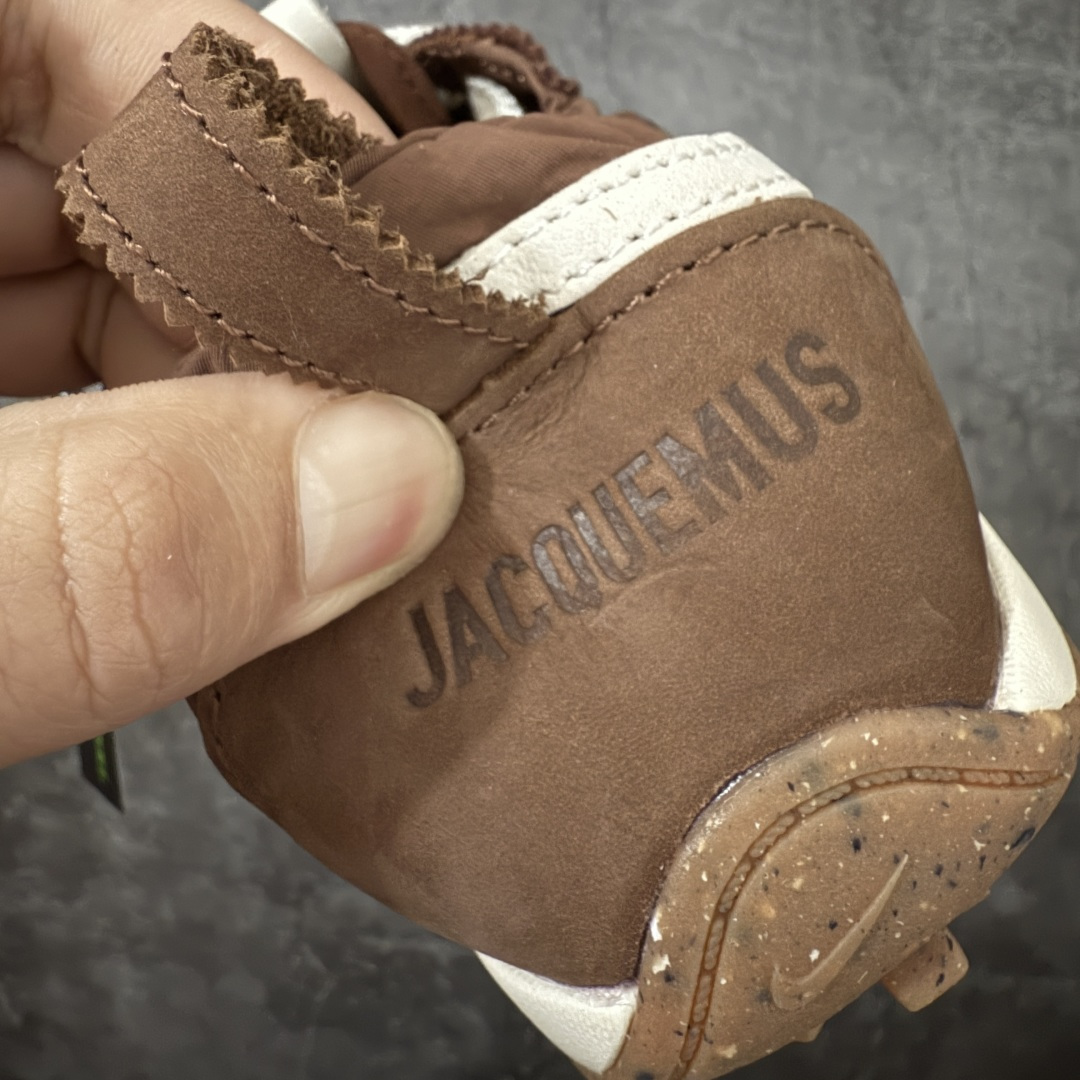 图片[2]-【纯原版】Jacquemus x Nike Jacumoon 舒适 低帮生活休闲鞋 棕白色 货号：HV8547-200 全新品质 细节升级 头层皮料 私模大底 配件齐全 目前市场最优品质 Nike和Jacquemus再度联手 鞋型高度还原了元年版的复古轮廓 细节点上在终于原味的基础上于鞋口处加入了松紧带设计 提升了穿脱的便捷性与贴合度 鞋身两侧是宽大的复古 Swoosh，而鞋舌上则点缀着专属的JACQUEMUS 标记，彰显联名 尺码：35-47.5全码出货-选品中心