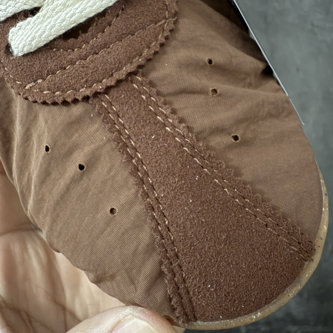 图片[5]-【纯原版】Jacquemus x Nike Jacumoon 舒适 低帮生活休闲鞋 棕白色 货号：HV8547-200 全新品质 细节升级 头层皮料 私模大底 配件齐全 目前市场最优品质 Nike和Jacquemus再度联手 鞋型高度还原了元年版的复古轮廓 细节点上在终于原味的基础上于鞋口处加入了松紧带设计 提升了穿脱的便捷性与贴合度 鞋身两侧是宽大的复古 Swoosh，而鞋舌上则点缀着专属的JACQUEMUS 标记，彰显联名 尺码：35-47.5全码出货-选品中心