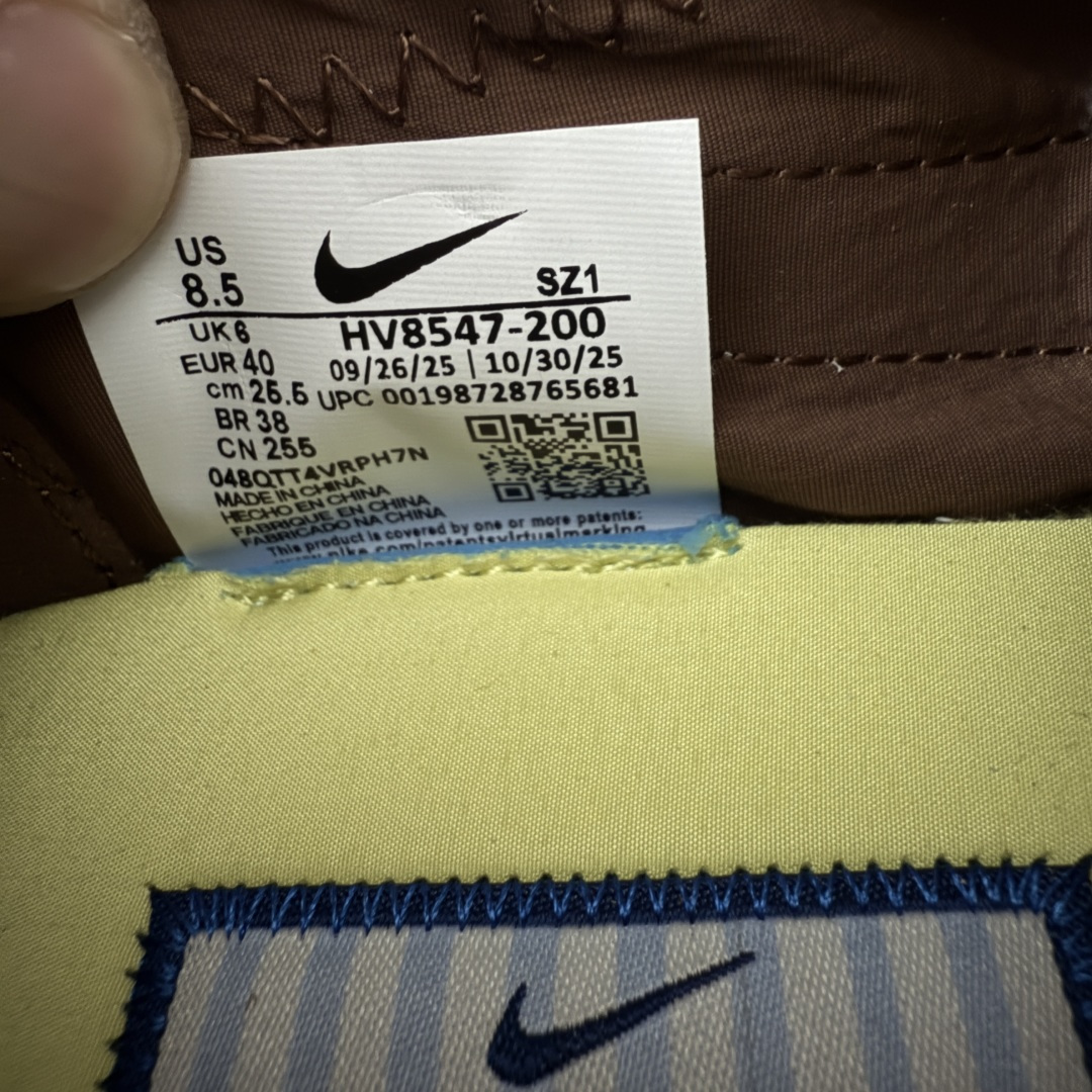 图片[7]-【纯原版】Jacquemus x Nike Jacumoon 舒适 低帮生活休闲鞋 棕白色 货号：HV8547-200 全新品质 细节升级 头层皮料 私模大底 配件齐全 目前市场最优品质 Nike和Jacquemus再度联手 鞋型高度还原了元年版的复古轮廓 细节点上在终于原味的基础上于鞋口处加入了松紧带设计 提升了穿脱的便捷性与贴合度 鞋身两侧是宽大的复古 Swoosh，而鞋舌上则点缀着专属的JACQUEMUS 标记，彰显联名 尺码：35-47.5全码出货-选品中心