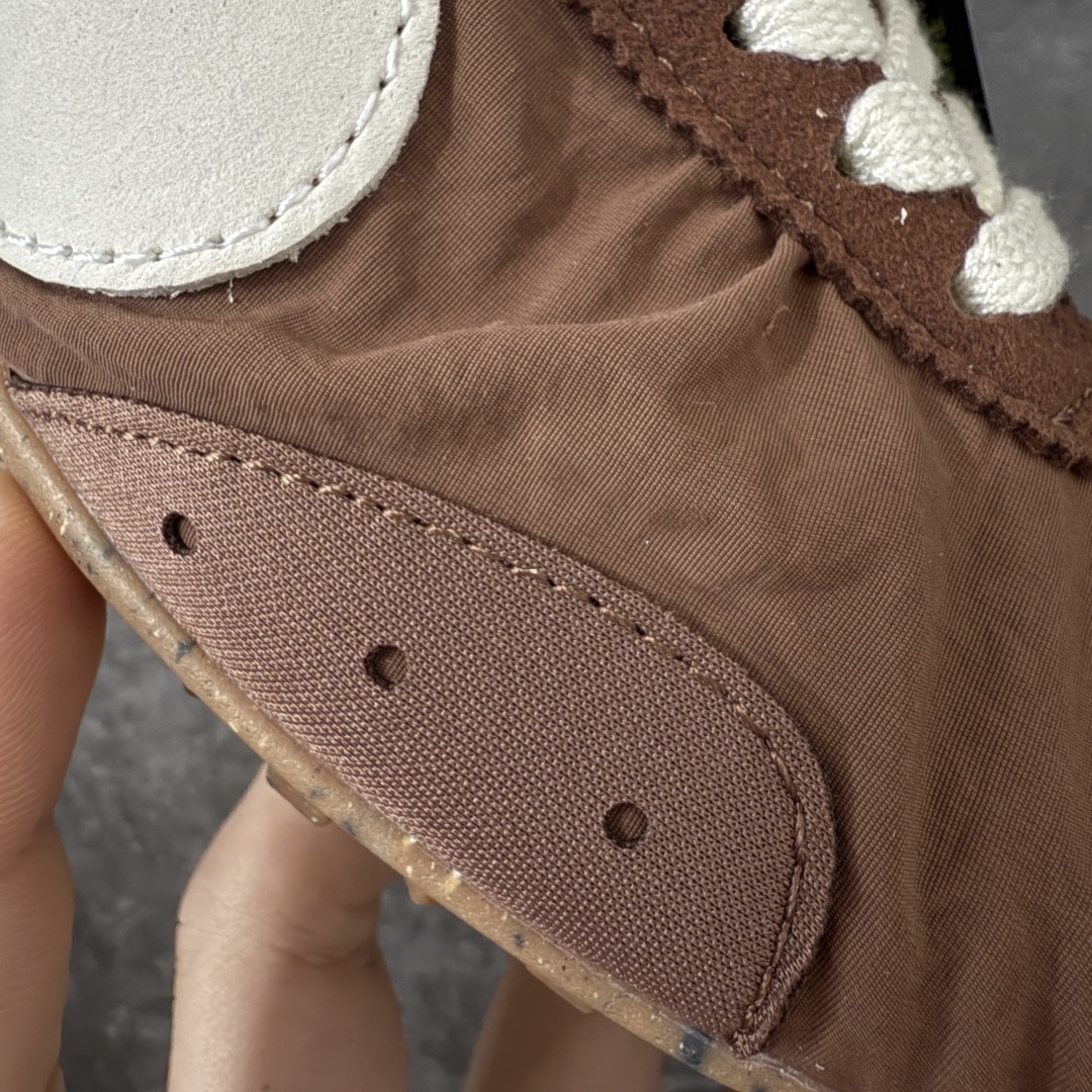 图片[4]-【纯原版】Jacquemus x Nike Jacumoon 舒适 低帮生活休闲鞋 棕白色 货号：HV8547-200 全新品质 细节升级 头层皮料 私模大底 配件齐全 目前市场最优品质 Nike和Jacquemus再度联手 鞋型高度还原了元年版的复古轮廓 细节点上在终于原味的基础上于鞋口处加入了松紧带设计 提升了穿脱的便捷性与贴合度 鞋身两侧是宽大的复古 Swoosh，而鞋舌上则点缀着专属的JACQUEMUS 标记，彰显联名 尺码：35-47.5全码出货-选品中心