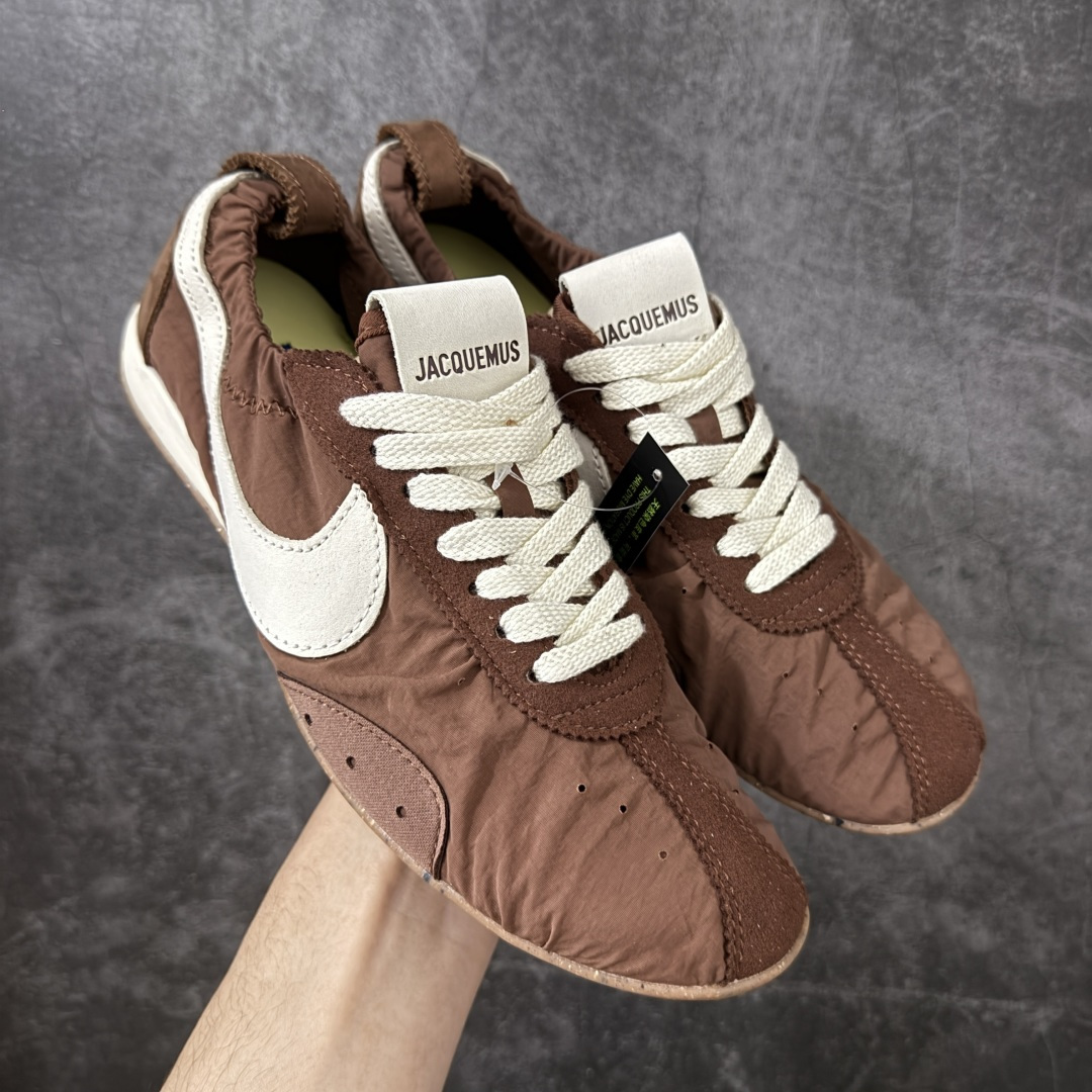 【纯原版】Jacquemus x Nike Jacumoon 舒适 低帮生活休闲鞋 棕白色 货号：HV8547-200 全新品质 细节升级 头层皮料 私模大底 配件齐全 目前市场最优品质 Nike和Jacquemus再度联手 鞋型高度还原了元年版的复古轮廓 细节点上在终于原味的基础上于鞋口处加入了松紧带设计 提升了穿脱的便捷性与贴合度 鞋身两侧是宽大的复古 Swoosh，而鞋舌上则点缀着专属的JACQUEMUS 标记，彰显联名 尺码：35-47.5全码出货-选品中心