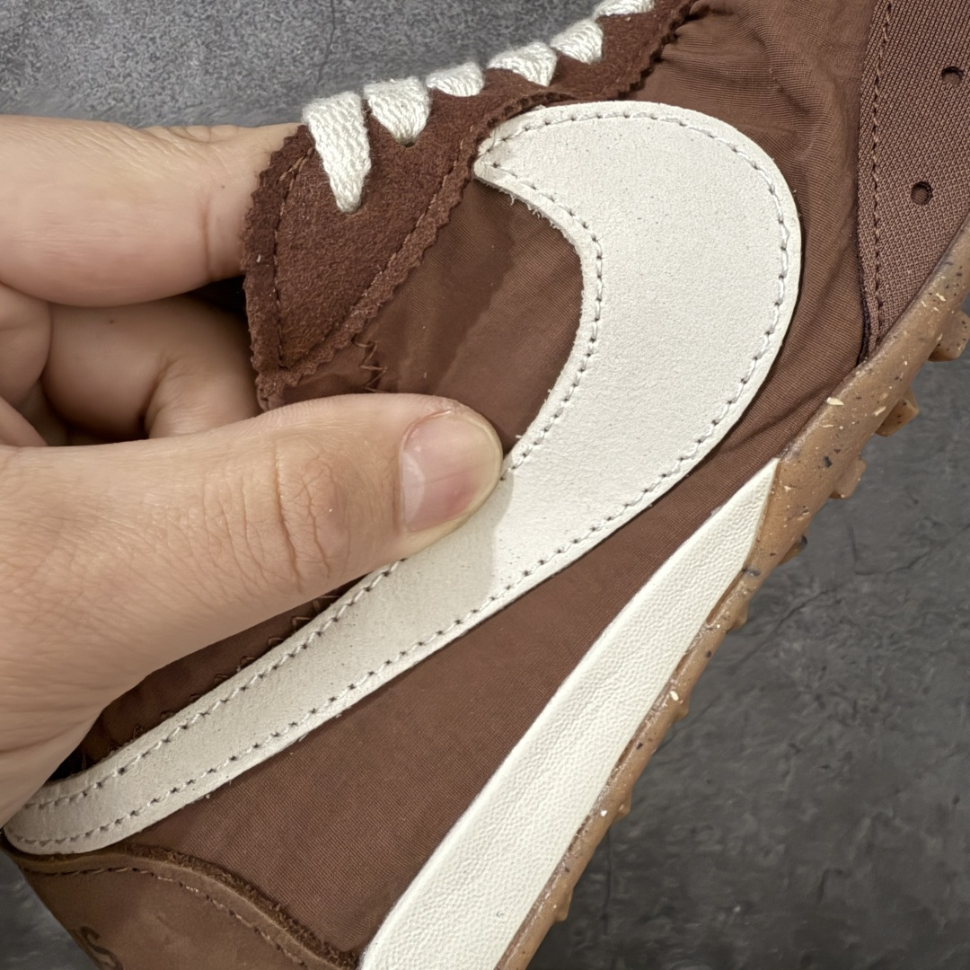 图片[3]-【纯原版】Jacquemus x Nike Jacumoon 舒适 低帮生活休闲鞋 棕白色 货号：HV8547-200 全新品质 细节升级 头层皮料 私模大底 配件齐全 目前市场最优品质 Nike和Jacquemus再度联手 鞋型高度还原了元年版的复古轮廓 细节点上在终于原味的基础上于鞋口处加入了松紧带设计 提升了穿脱的便捷性与贴合度 鞋身两侧是宽大的复古 Swoosh，而鞋舌上则点缀着专属的JACQUEMUS 标记，彰显联名 尺码：35-47.5全码出货-选品中心