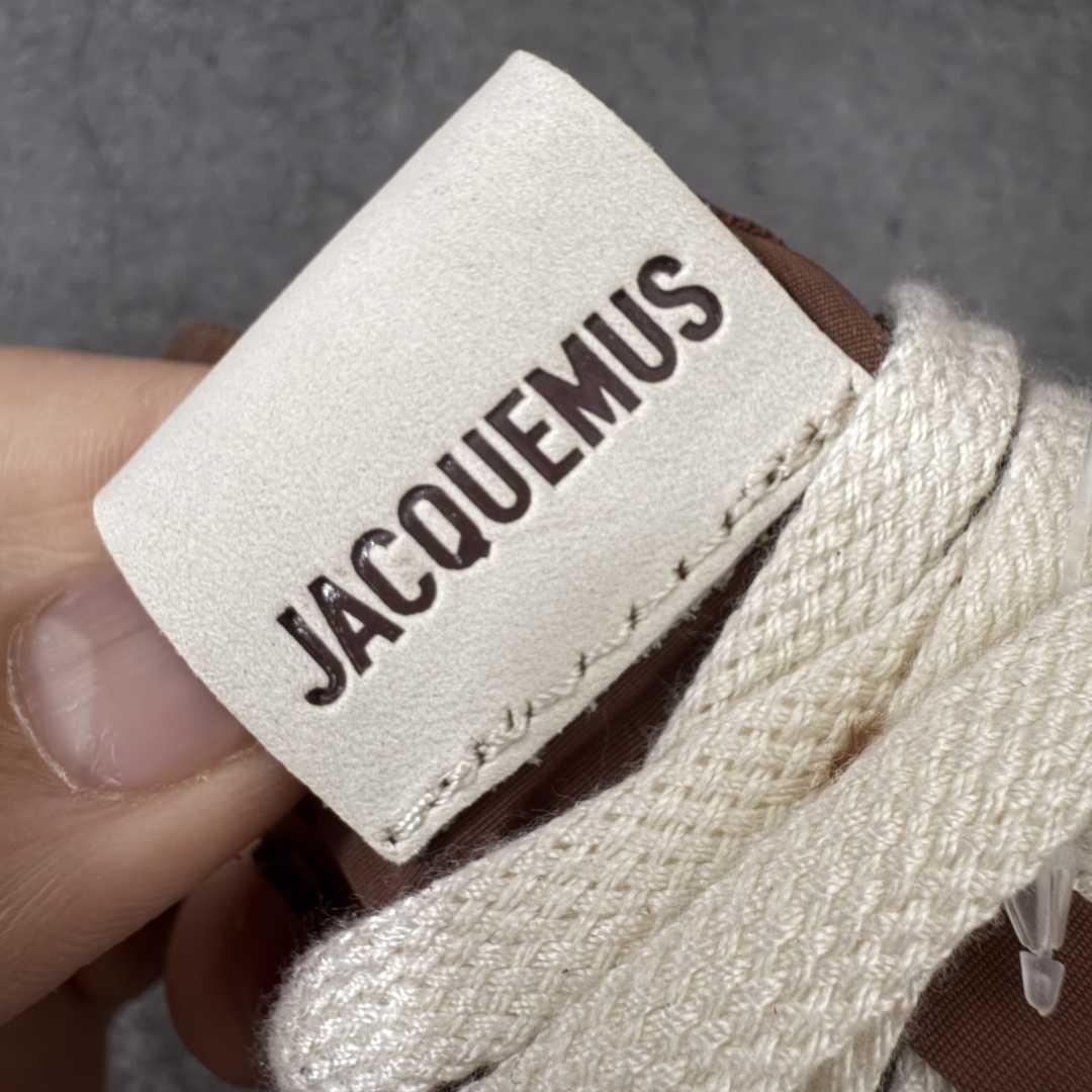 图片[6]-【纯原版】Jacquemus x Nike Jacumoon 舒适 低帮生活休闲鞋 棕白色 货号：HV8547-200 全新品质 细节升级 头层皮料 私模大底 配件齐全 目前市场最优品质 Nike和Jacquemus再度联手 鞋型高度还原了元年版的复古轮廓 细节点上在终于原味的基础上于鞋口处加入了松紧带设计 提升了穿脱的便捷性与贴合度 鞋身两侧是宽大的复古 Swoosh，而鞋舌上则点缀着专属的JACQUEMUS 标记，彰显联名 尺码：35-47.5全码出货-选品中心