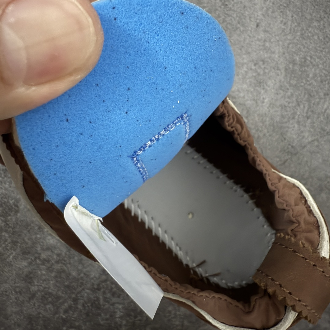 图片[9]-【纯原版】Jacquemus x Nike Jacumoon 舒适 低帮生活休闲鞋 棕白色 货号：HV8547-200 全新品质 细节升级 头层皮料 私模大底 配件齐全 目前市场最优品质 Nike和Jacquemus再度联手 鞋型高度还原了元年版的复古轮廓 细节点上在终于原味的基础上于鞋口处加入了松紧带设计 提升了穿脱的便捷性与贴合度 鞋身两侧是宽大的复古 Swoosh，而鞋舌上则点缀着专属的JACQUEMUS 标记，彰显联名 尺码：35-47.5全码出货-选品中心