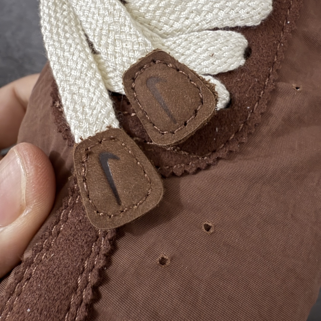 图片[10]-【纯原版】Jacquemus x Nike Jacumoon 舒适 低帮生活休闲鞋 棕白色 货号：HV8547-200 全新品质 细节升级 头层皮料 私模大底 配件齐全 目前市场最优品质 Nike和Jacquemus再度联手 鞋型高度还原了元年版的复古轮廓 细节点上在终于原味的基础上于鞋口处加入了松紧带设计 提升了穿脱的便捷性与贴合度 鞋身两侧是宽大的复古 Swoosh，而鞋舌上则点缀着专属的JACQUEMUS 标记，彰显联名 尺码：35-47.5全码出货-选品中心