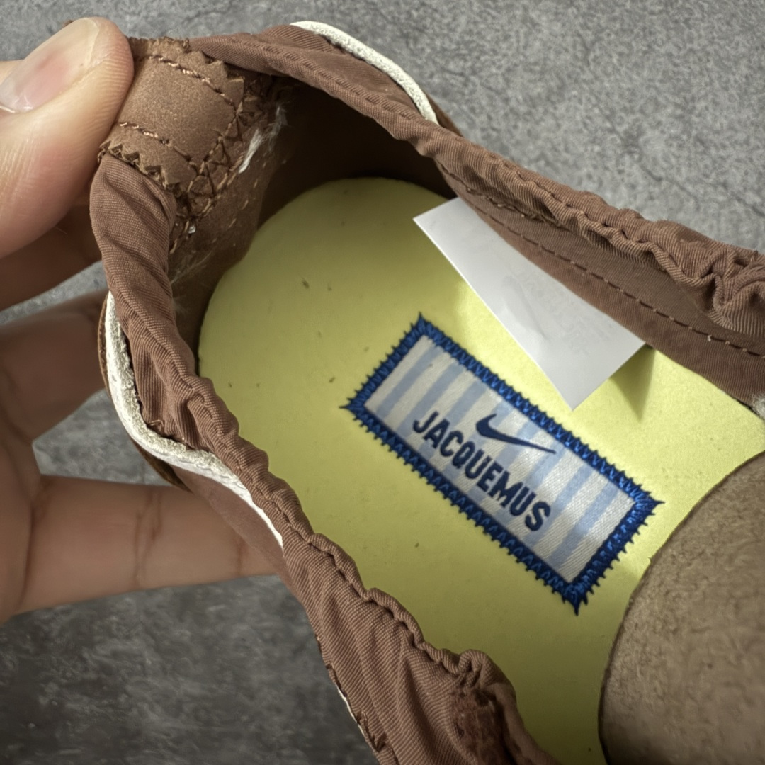 图片[8]-【纯原版】Jacquemus x Nike Jacumoon 舒适 低帮生活休闲鞋 棕白色 货号：HV8547-200 全新品质 细节升级 头层皮料 私模大底 配件齐全 目前市场最优品质 Nike和Jacquemus再度联手 鞋型高度还原了元年版的复古轮廓 细节点上在终于原味的基础上于鞋口处加入了松紧带设计 提升了穿脱的便捷性与贴合度 鞋身两侧是宽大的复古 Swoosh，而鞋舌上则点缀着专属的JACQUEMUS 标记，彰显联名 尺码：35-47.5全码出货-选品中心