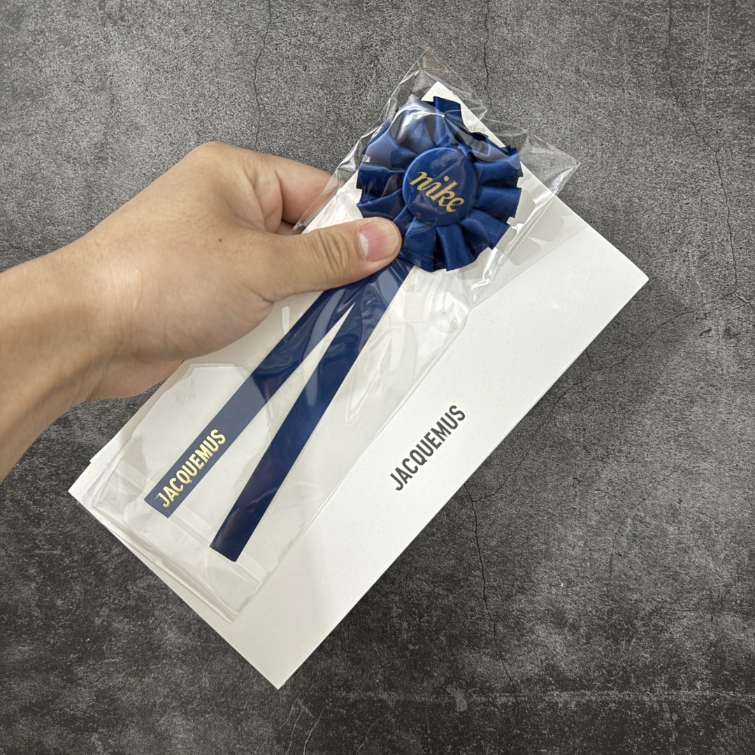 图片[11]-【纯原版】Jacquemus x Nike Jacumoon 舒适 低帮生活休闲鞋 棕白色 货号：HV8547-200 全新品质 细节升级 头层皮料 私模大底 配件齐全 目前市场最优品质 Nike和Jacquemus再度联手 鞋型高度还原了元年版的复古轮廓 细节点上在终于原味的基础上于鞋口处加入了松紧带设计 提升了穿脱的便捷性与贴合度 鞋身两侧是宽大的复古 Swoosh，而鞋舌上则点缀着专属的JACQUEMUS 标记，彰显联名 尺码：35-47.5全码出货-选品中心