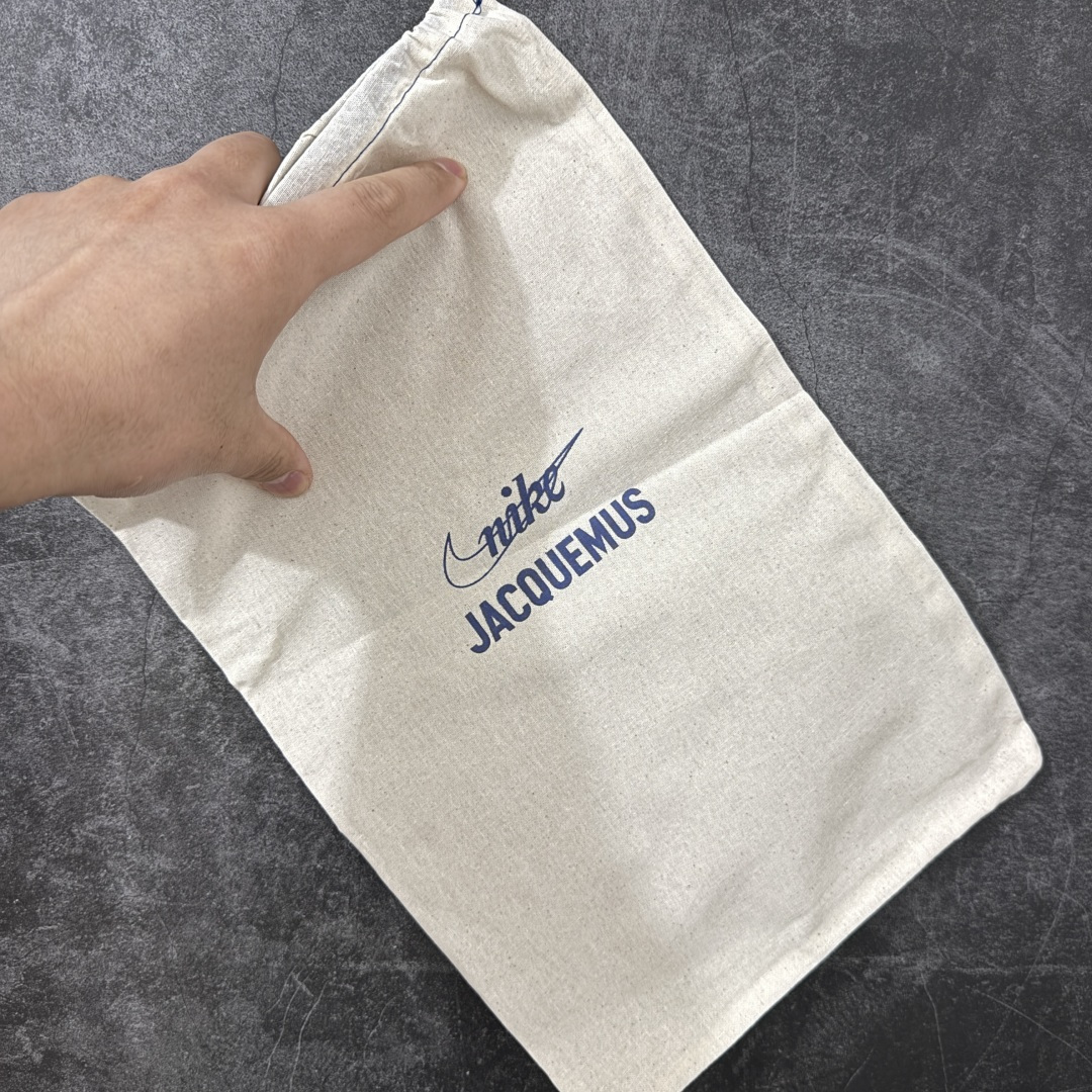 图片[12]-【纯原版】Jacquemus x Nike Jacumoon 舒适 低帮生活休闲鞋 棕白色 货号：HV8547-200 全新品质 细节升级 头层皮料 私模大底 配件齐全 目前市场最优品质 Nike和Jacquemus再度联手 鞋型高度还原了元年版的复古轮廓 细节点上在终于原味的基础上于鞋口处加入了松紧带设计 提升了穿脱的便捷性与贴合度 鞋身两侧是宽大的复古 Swoosh，而鞋舌上则点缀着专属的JACQUEMUS 标记，彰显联名 尺码：35-47.5全码出货-选品中心